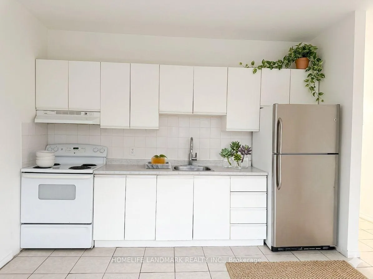 Photo 3 of Unit 4, 968 Bathurst Street, Toronto, The Annex — HOMEH