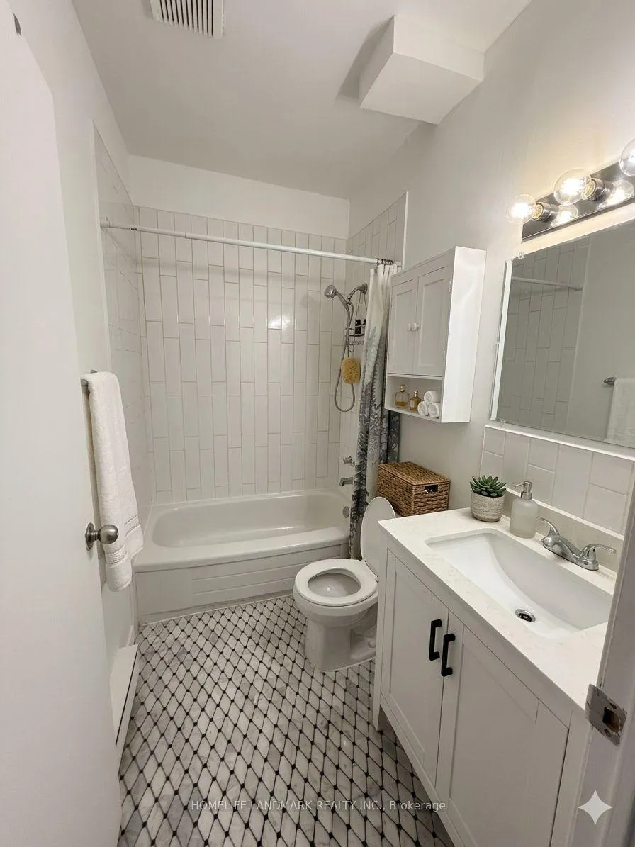 Photo 4 of Unit 4, 968 Bathurst Street, Toronto, The Annex — HOMEH