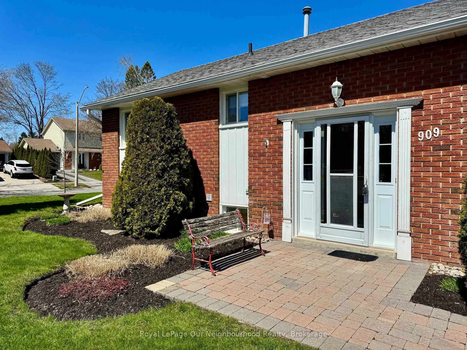 Photo 3 of 909 Whitefield Drive, Peterborough, Otonabee Ward 1 — HOMEH