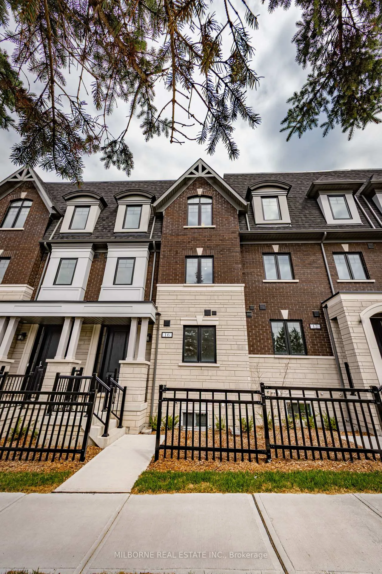 Photo 2 of 16 Fred Beaton Place, King, King City — HOMEH