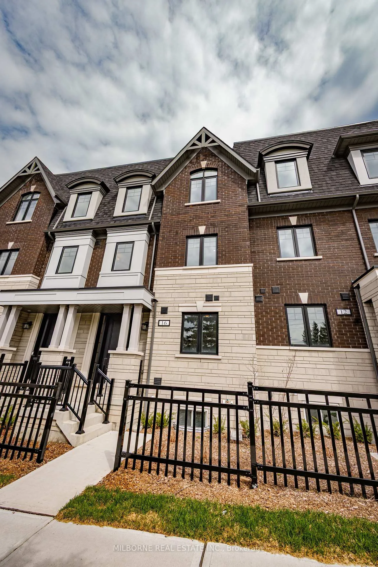 Photo 3 of 16 Fred Beaton Place, King, King City — HOMEH