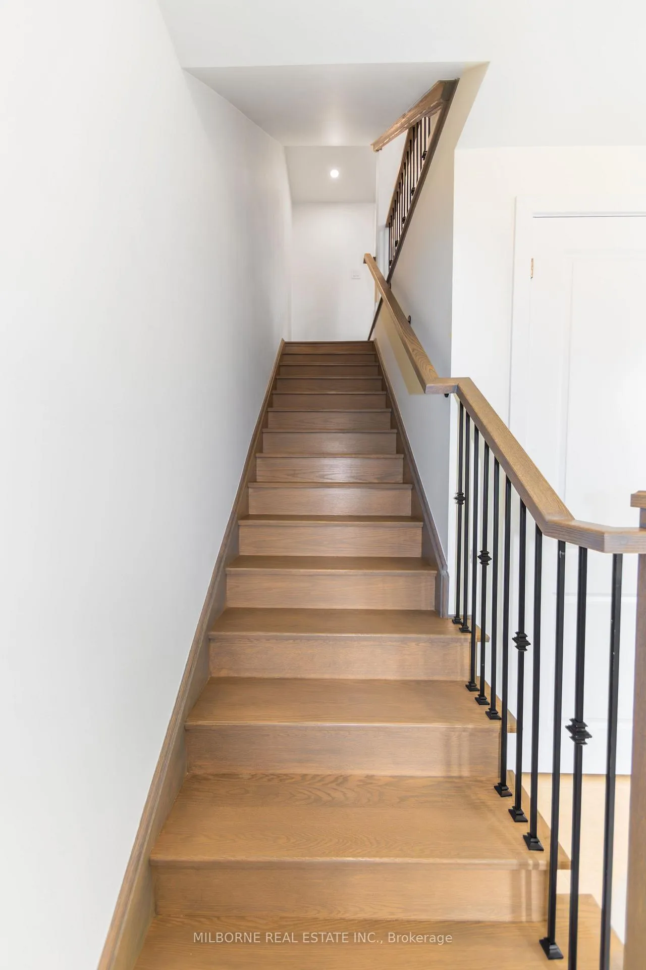Photo 10 of 28 Fred Beaton Place, King, King City — HOMEH