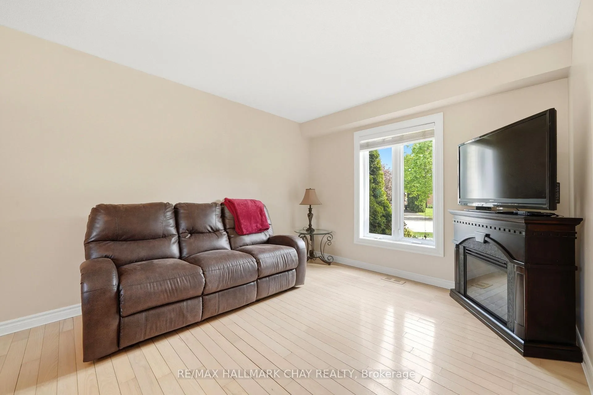 Photo 10 of 14 Dugdale Avenue, New Tecumseth, Beeton — HOMEH