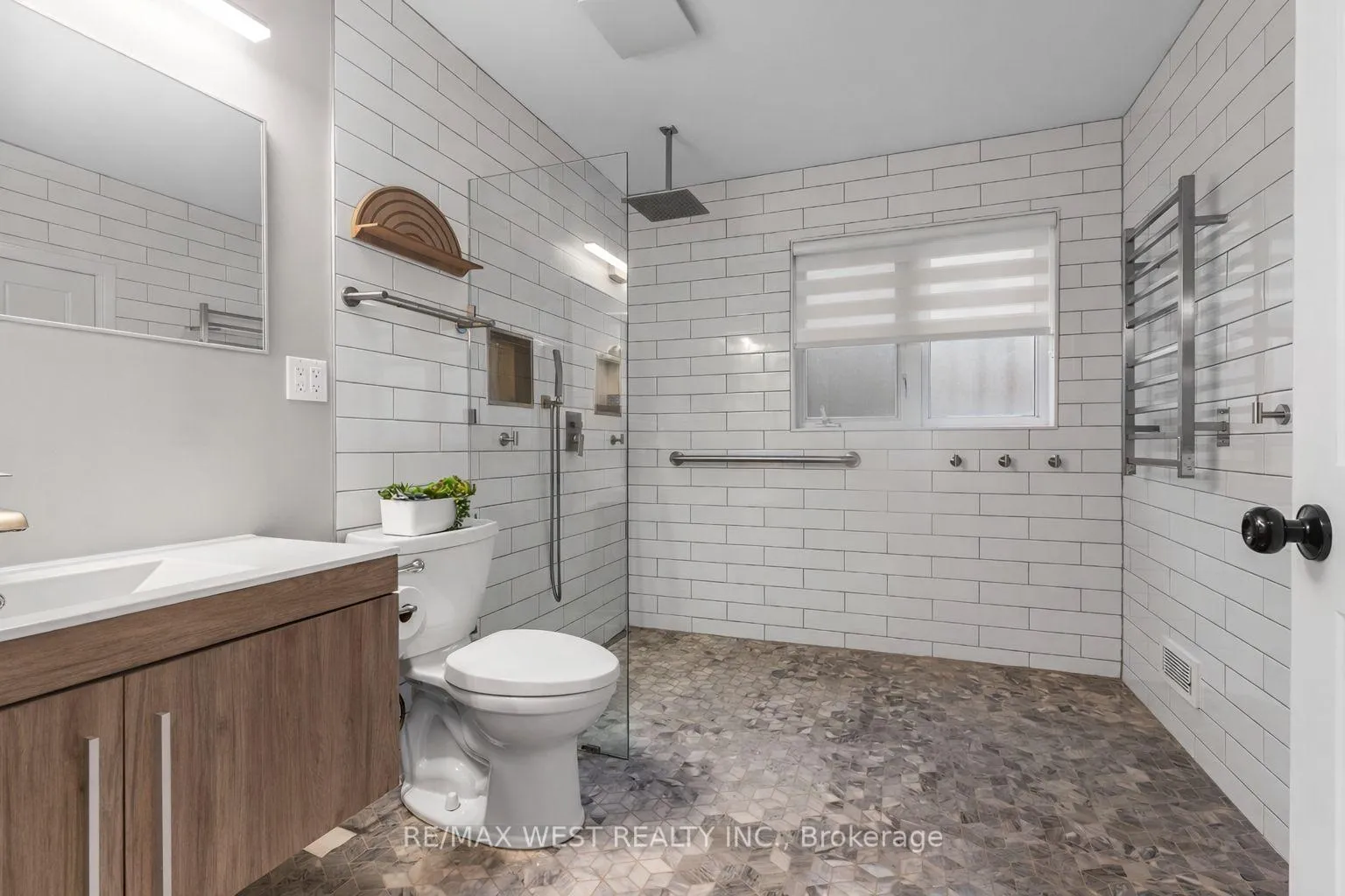 Photo 10 of 12 Berrydown Drive, Caledon, Bolton East — HOMEH