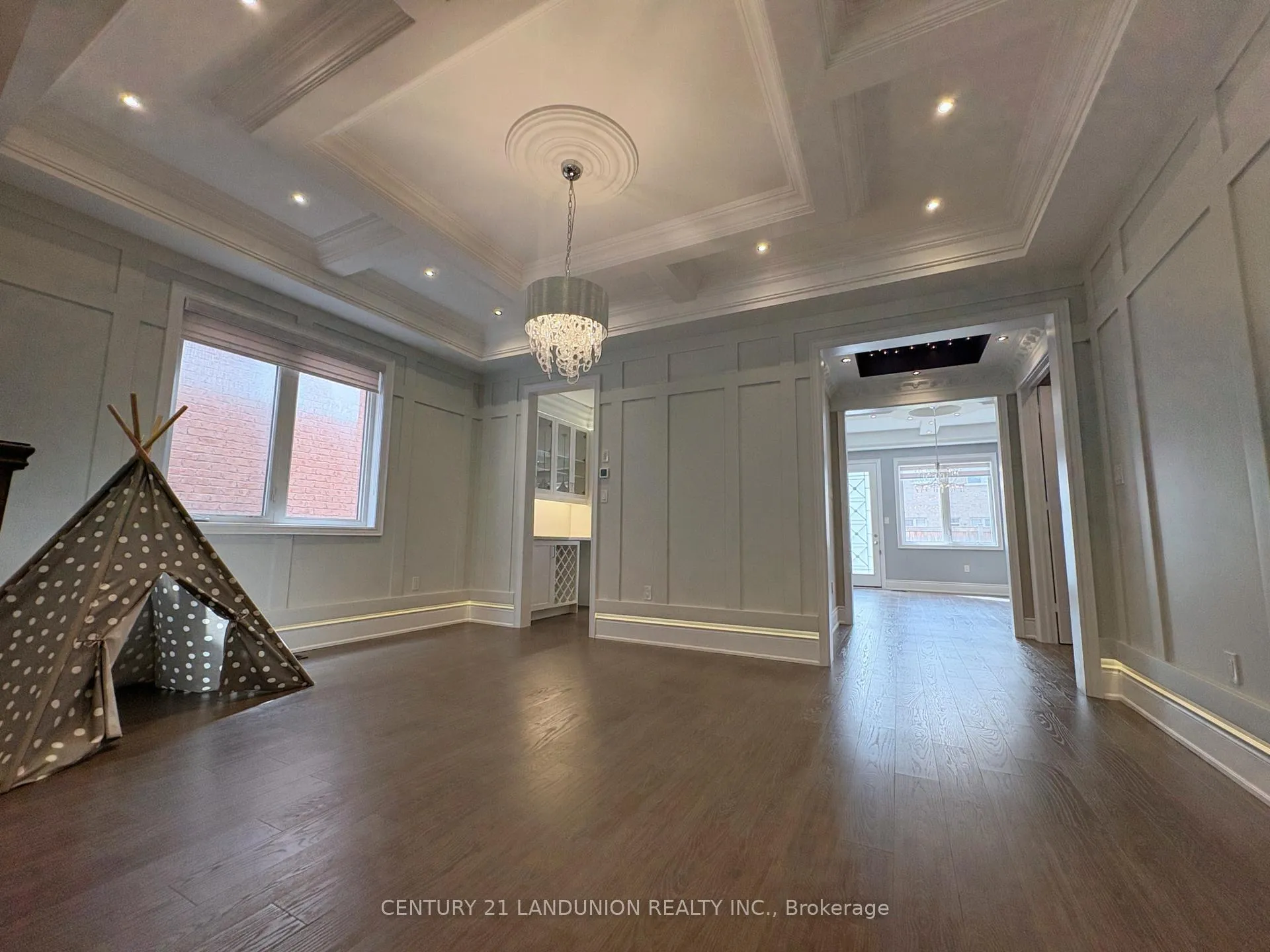 Photo 5 of 141 Conklin Crescent, Aurora, Rural Aurora — HOMEH