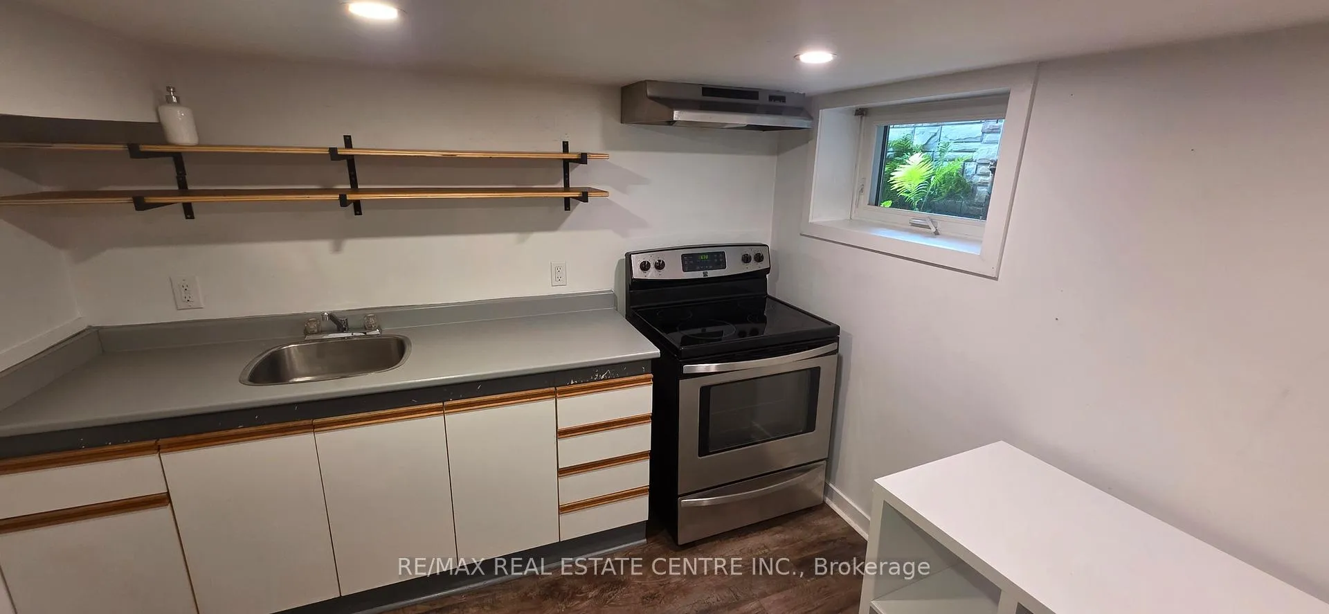 Photo 4 of 83 Gage Avenue S, Hamilton, Crown Point — HOMEH