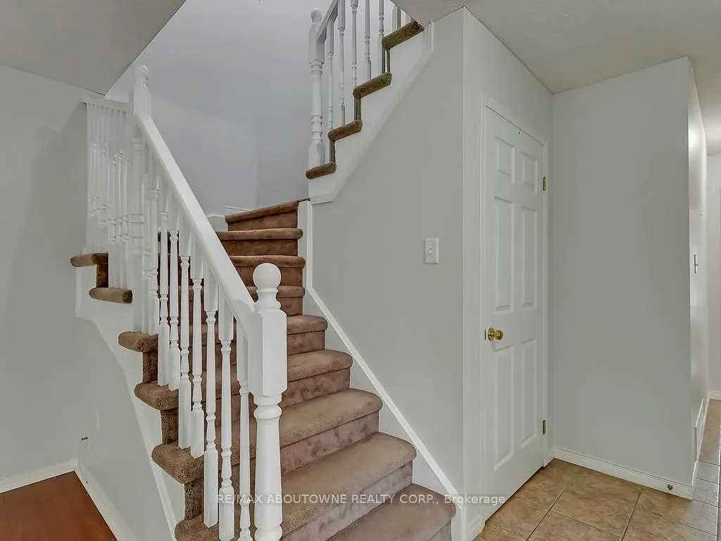 Photo 4 of 1310 Blanshard Drive, Burlington, Tansley — HOMEH