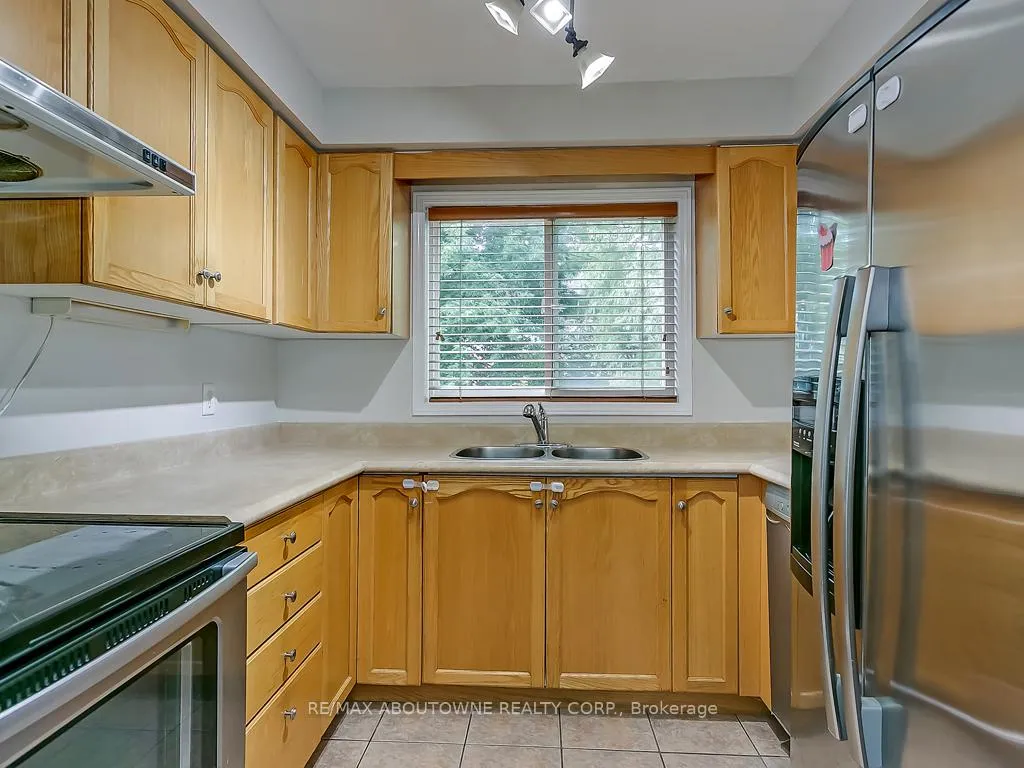 Photo 10 of 1310 Blanshard Drive, Burlington, Tansley — HOMEH