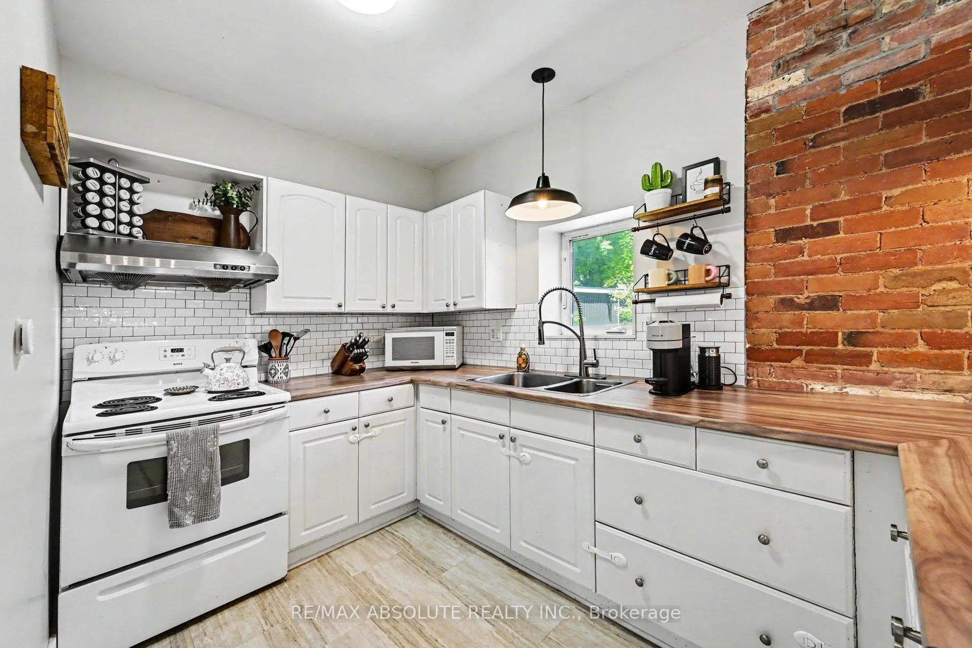 Photo 15 of 21 Bank Street N, Renfrew — HOMEH