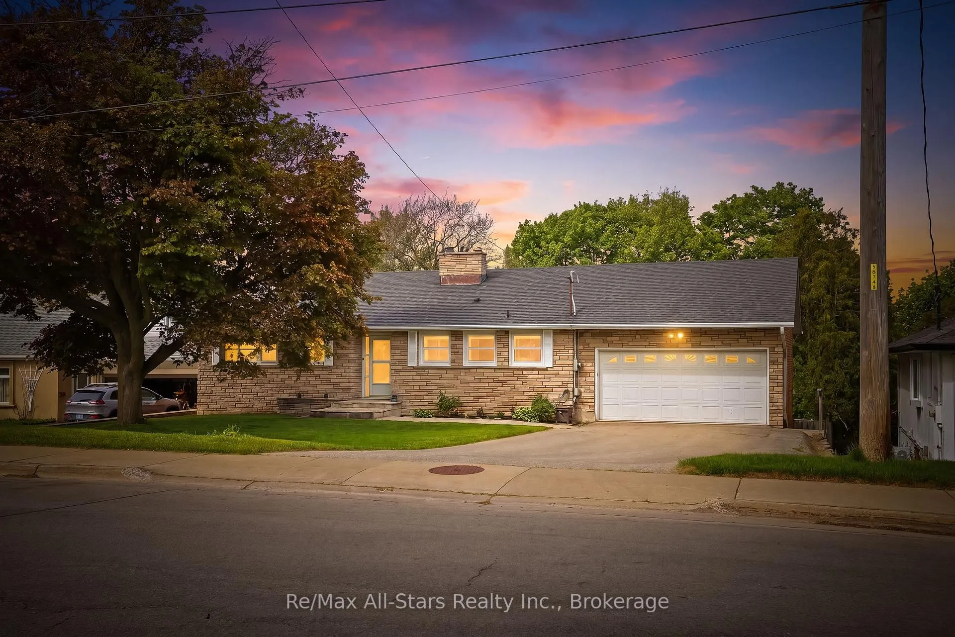 Photo 1 of 54 Grandview Street S, Oshawa, Donevan — HOMEH