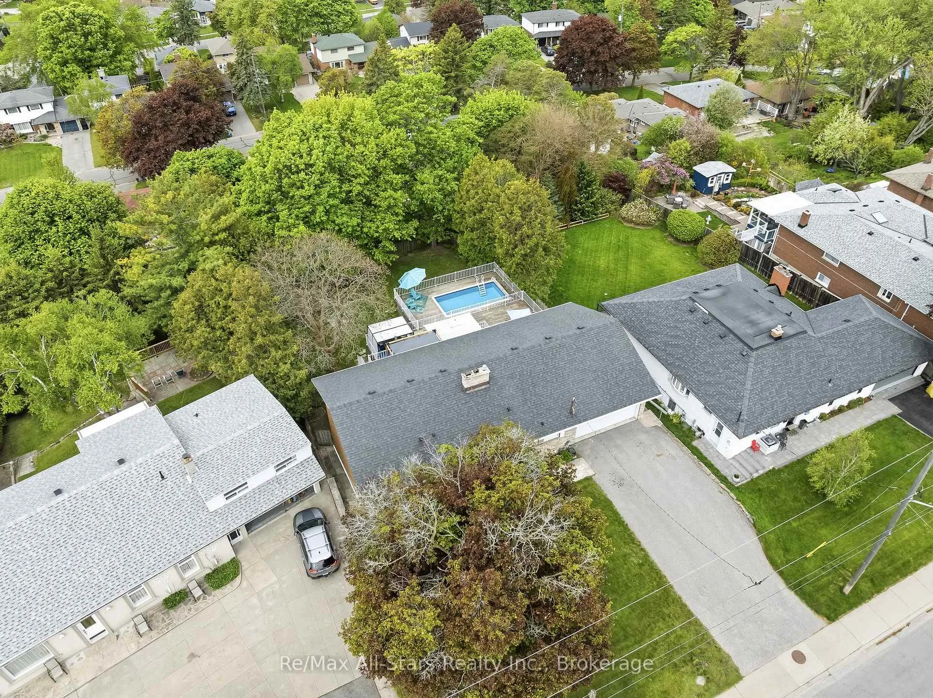 Photo 2 of 54 Grandview Street S, Oshawa, Donevan — HOMEH