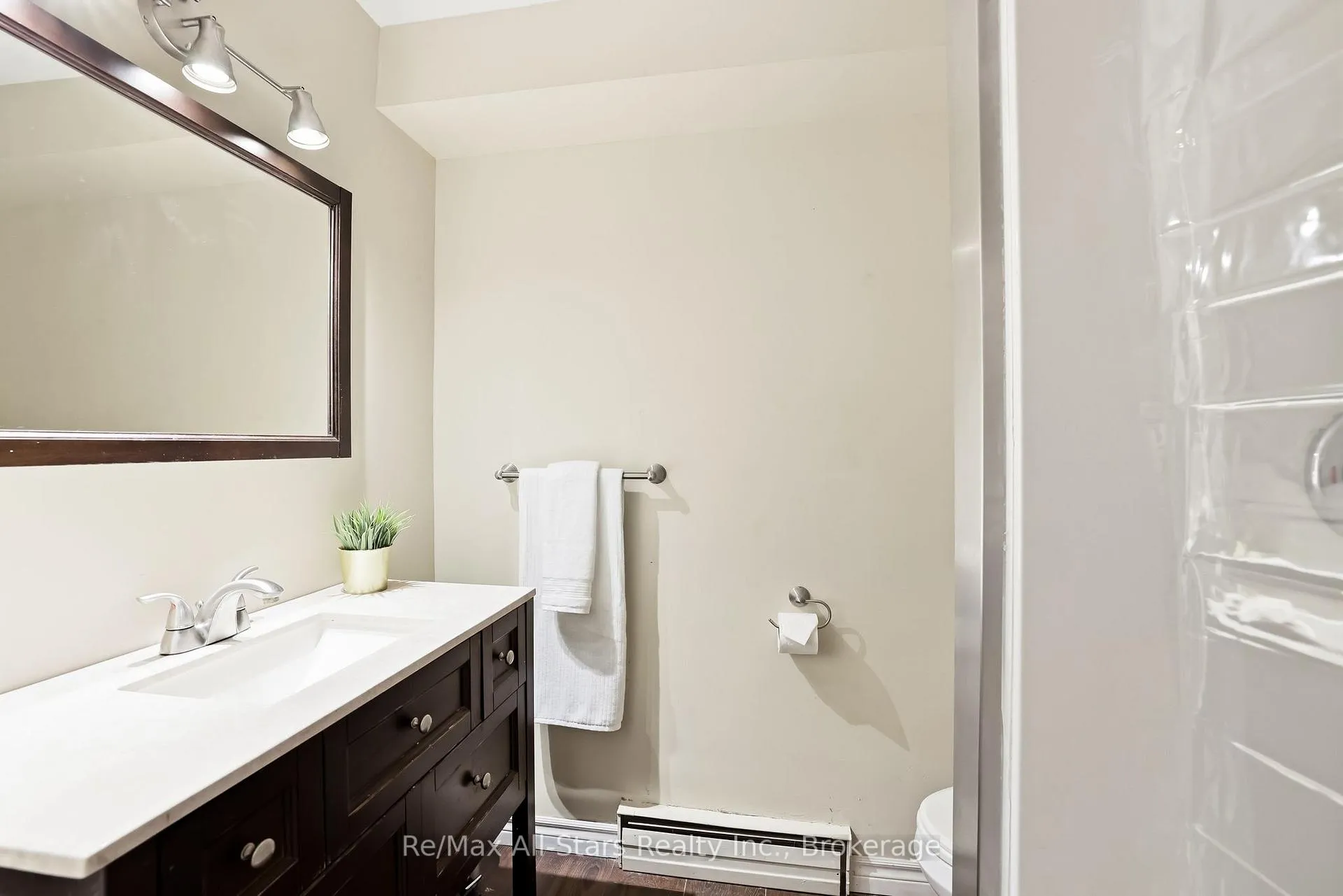 Photo 21 of 54 Grandview Street S, Oshawa, Donevan — HOMEH