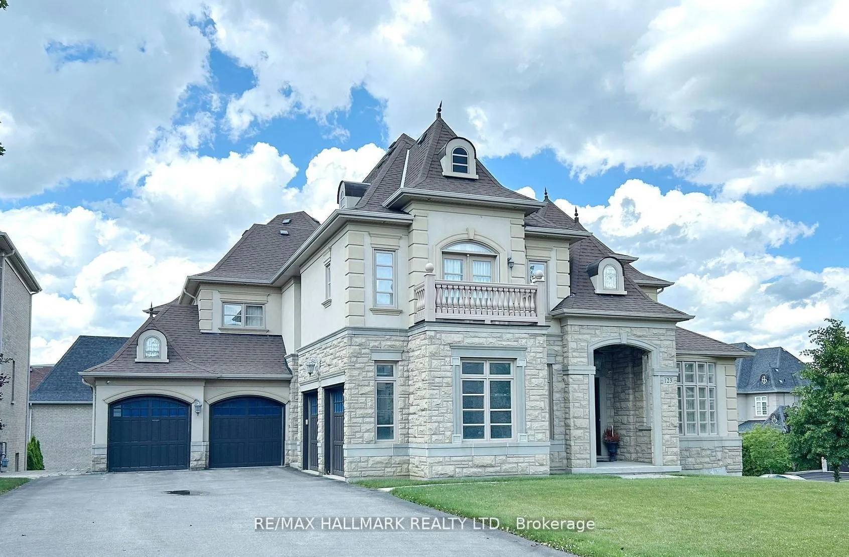 Photo 2 of 123 Carisbrooke Circle, Aurora, Bayview Southeast — HOMEH