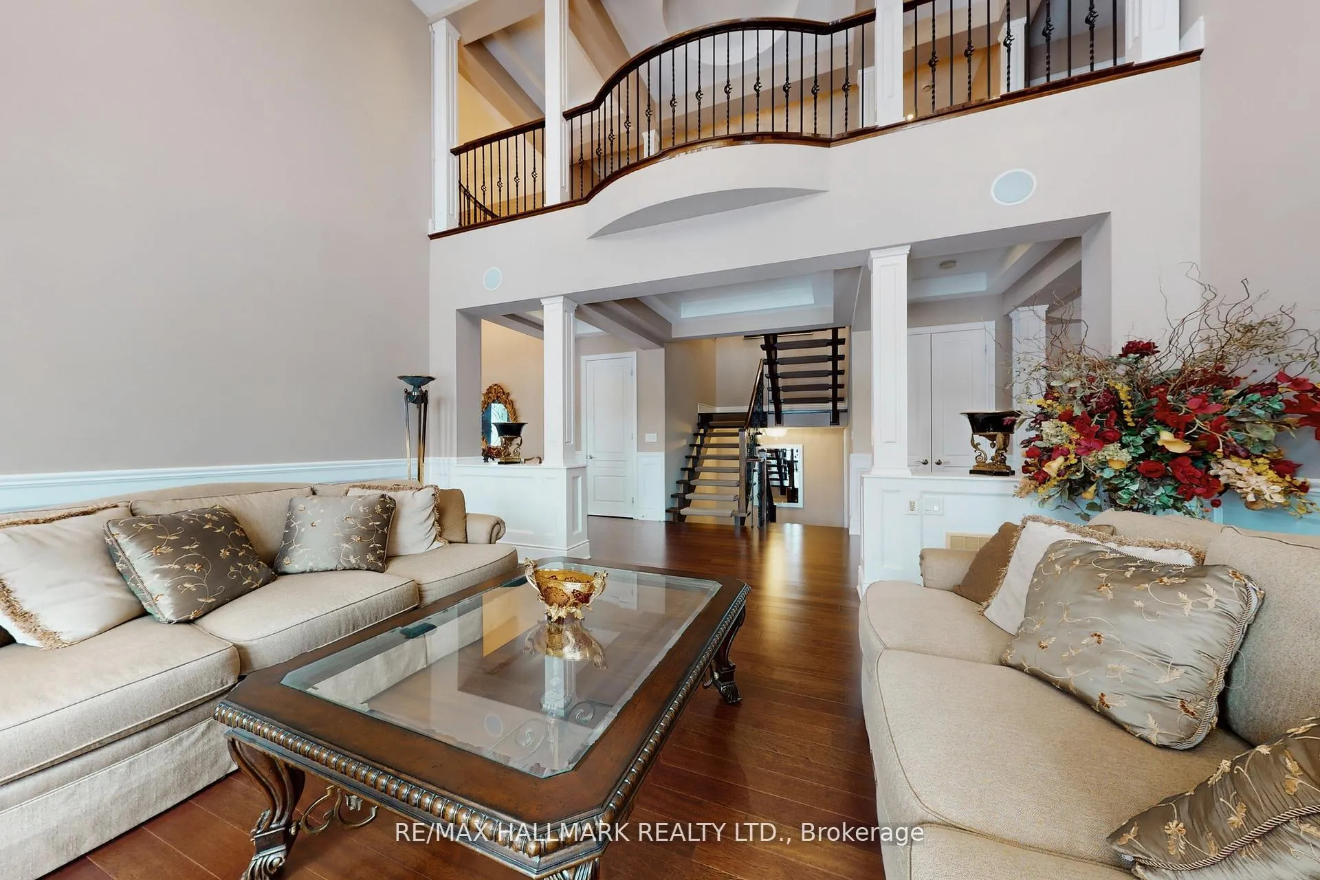 Photo 5 of 123 Carisbrooke Circle, Aurora, Bayview Southeast — HOMEH