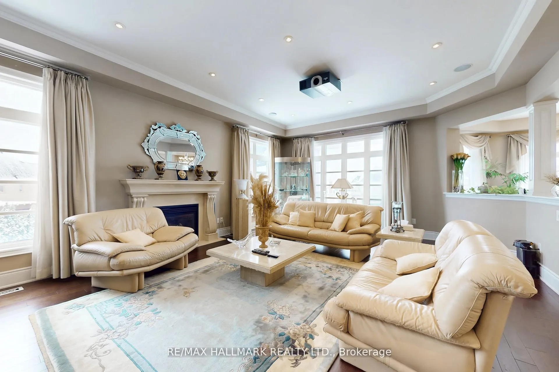 Photo 7 of 123 Carisbrooke Circle, Aurora, Bayview Southeast — HOMEH