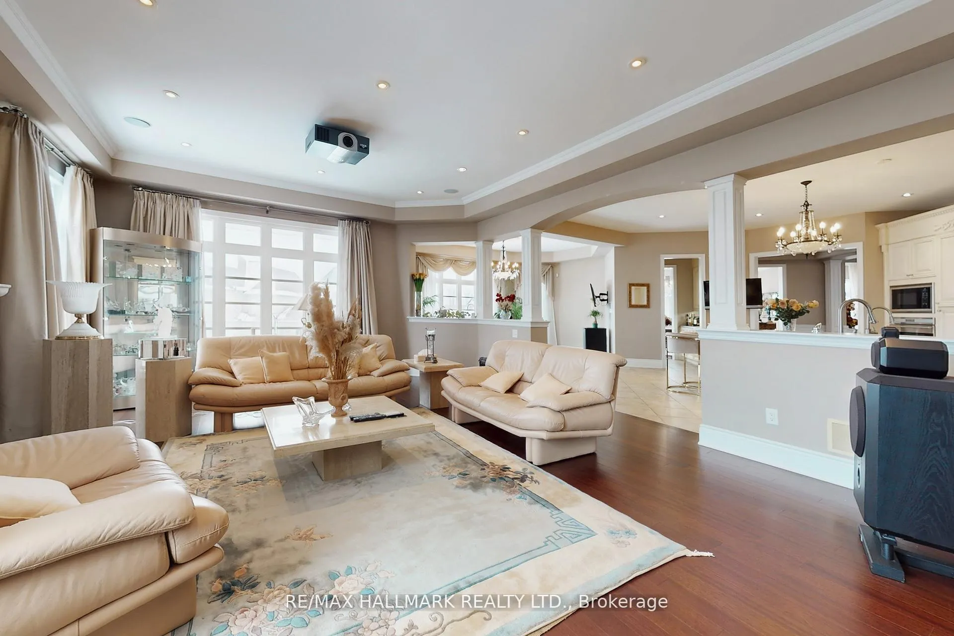 Photo 9 of 123 Carisbrooke Circle, Aurora, Bayview Southeast — HOMEH