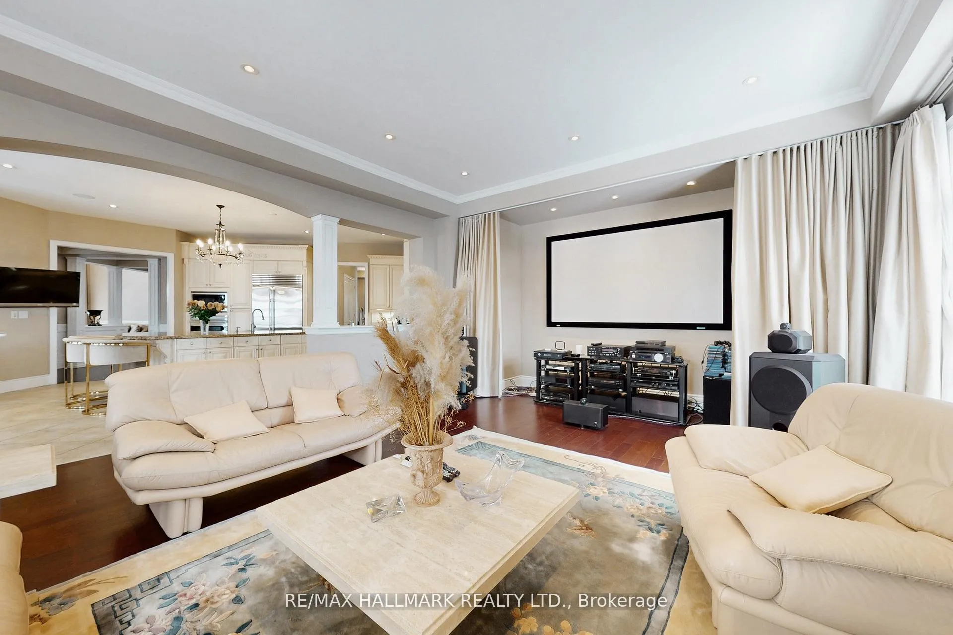 Photo 10 of 123 Carisbrooke Circle, Aurora, Bayview Southeast — HOMEH