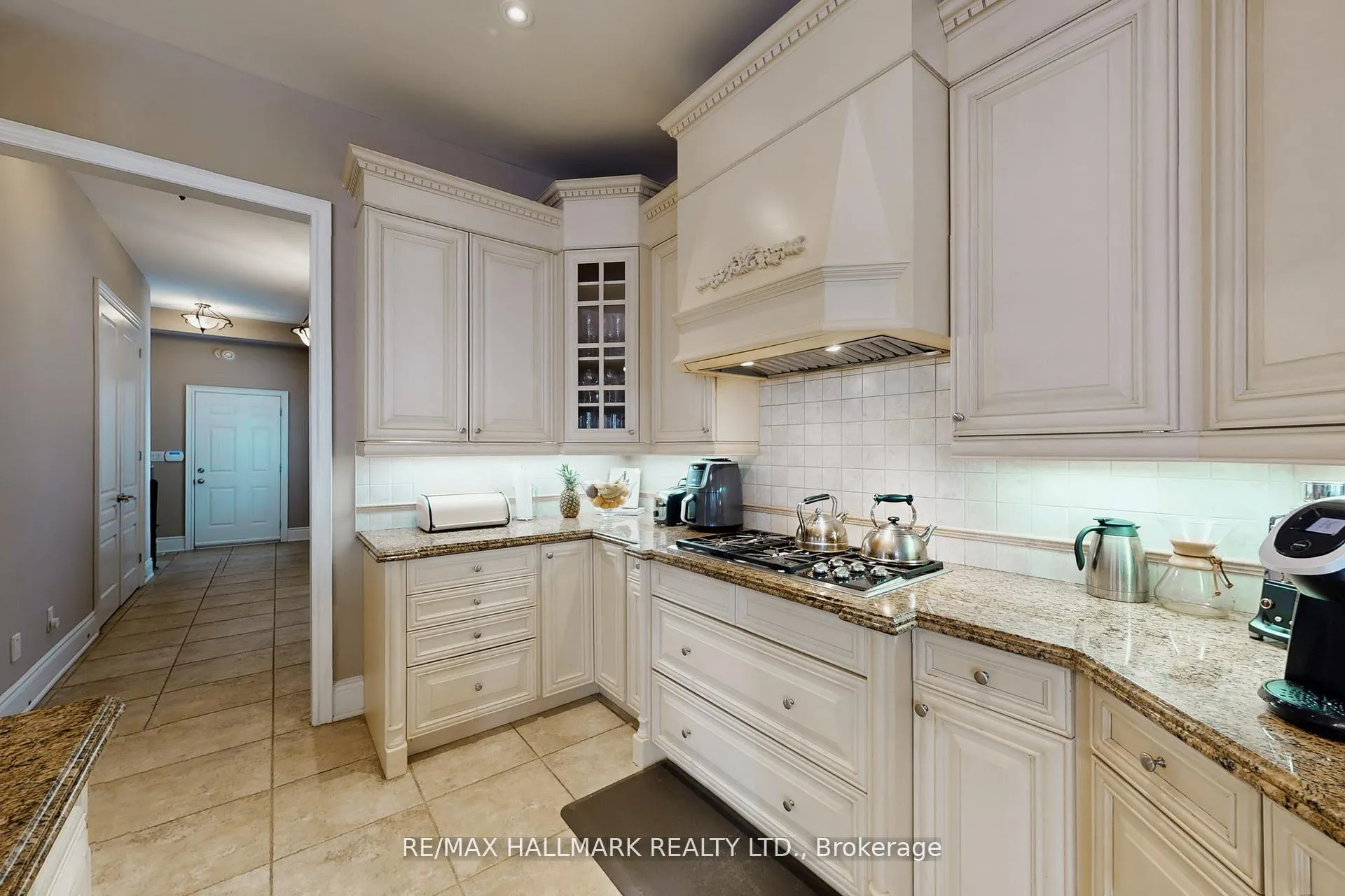 Photo 13 of 123 Carisbrooke Circle, Aurora, Bayview Southeast — HOMEH