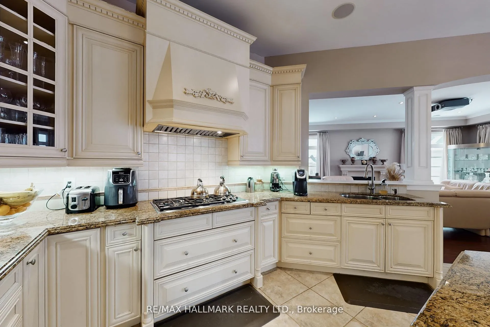 Photo 14 of 123 Carisbrooke Circle, Aurora, Bayview Southeast — HOMEH