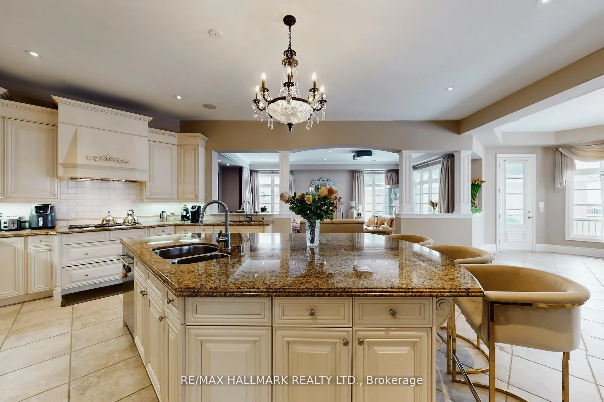 Photo 15 of 123 Carisbrooke Circle, Aurora, Bayview Southeast — HOMEH