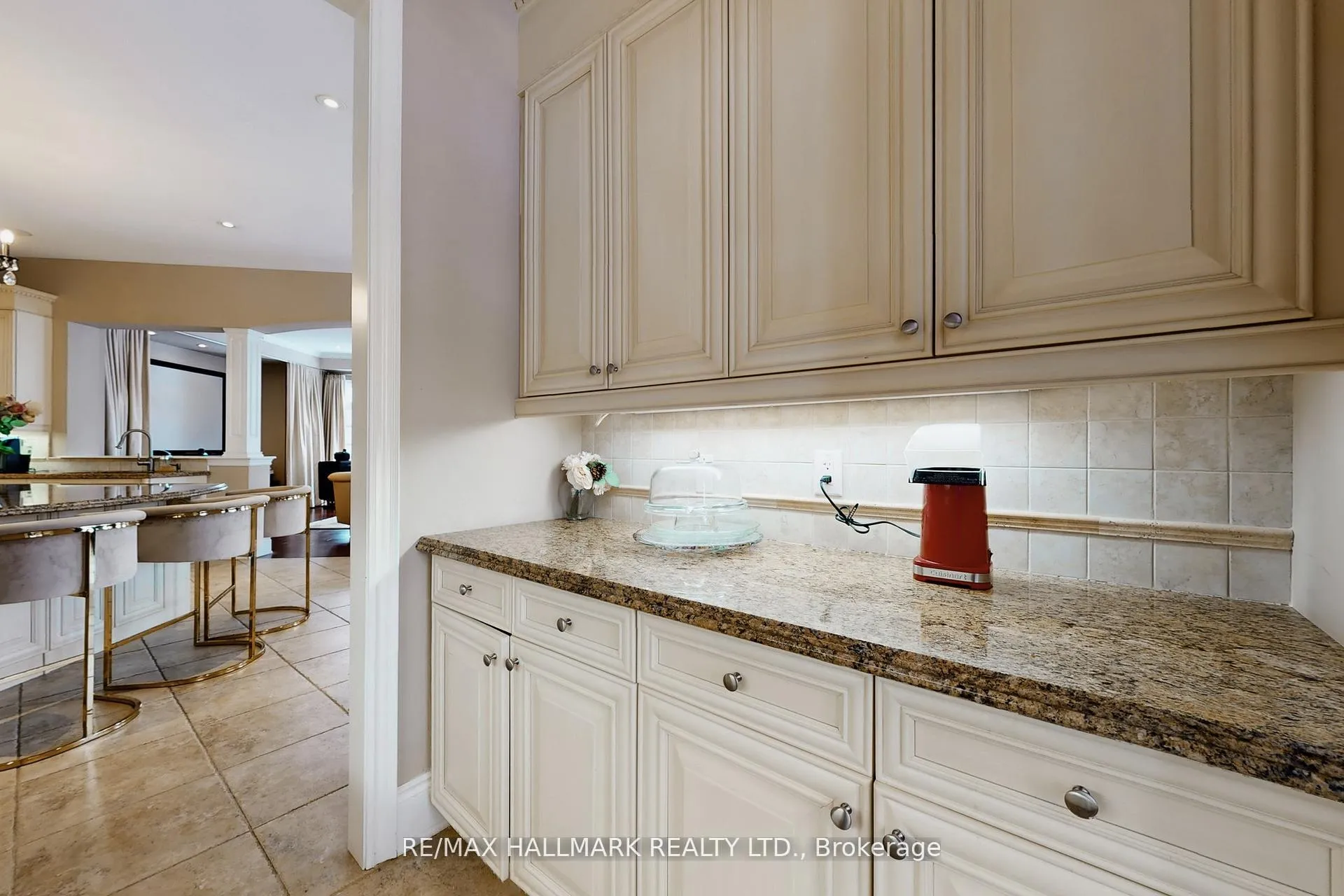 Photo 16 of 123 Carisbrooke Circle, Aurora, Bayview Southeast — HOMEH