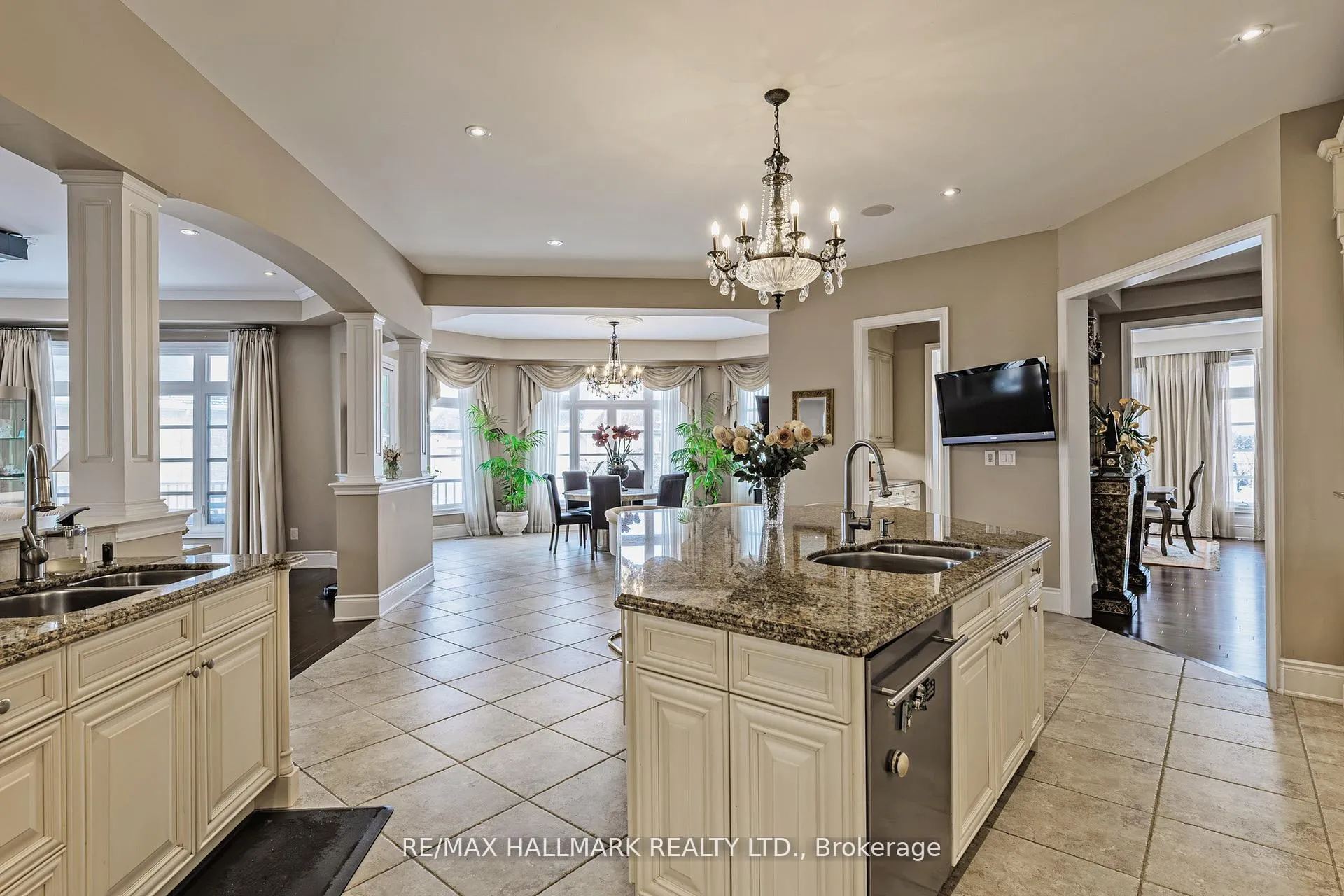 Photo 17 of 123 Carisbrooke Circle, Aurora, Bayview Southeast — HOMEH