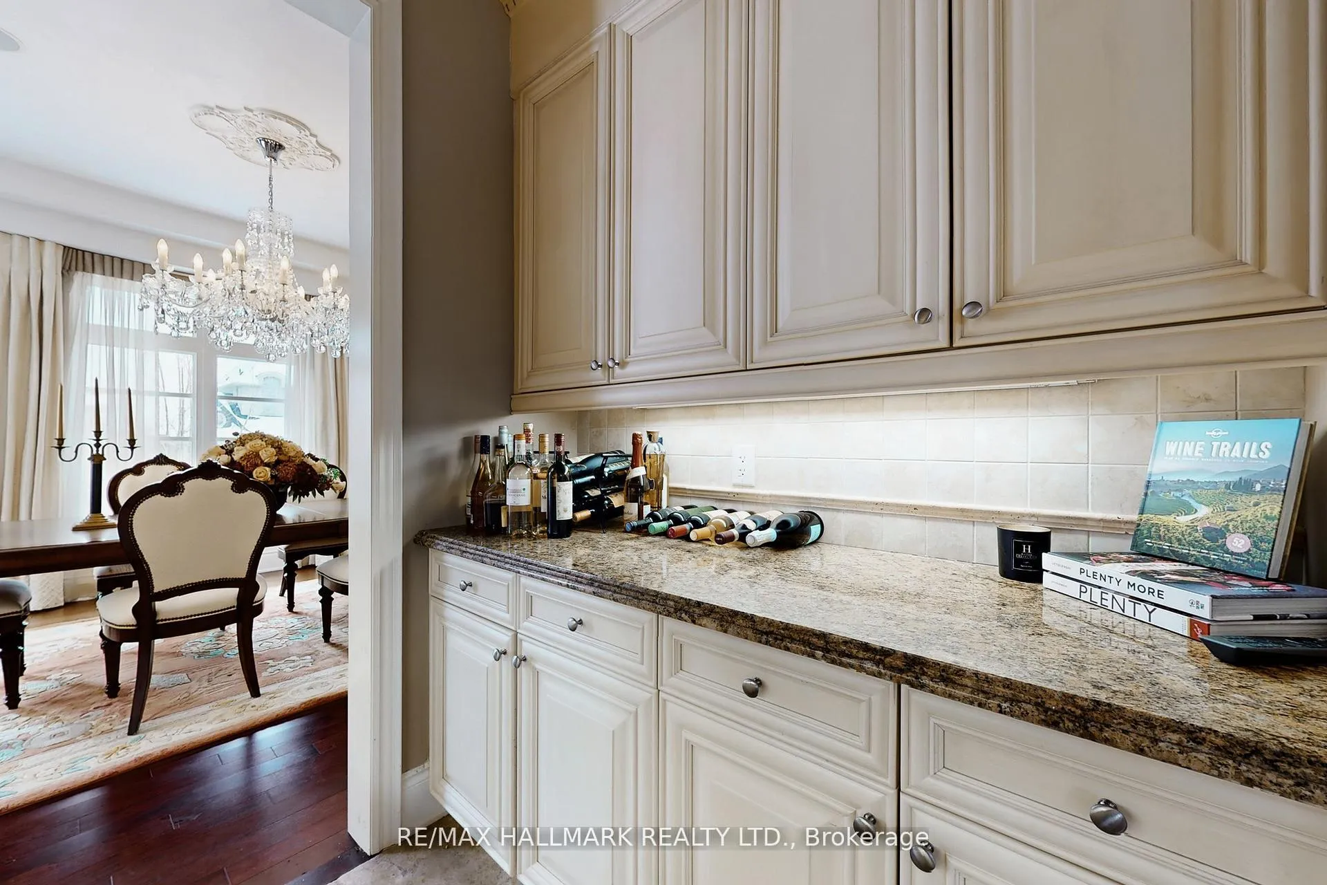 Photo 18 of 123 Carisbrooke Circle, Aurora, Bayview Southeast — HOMEH