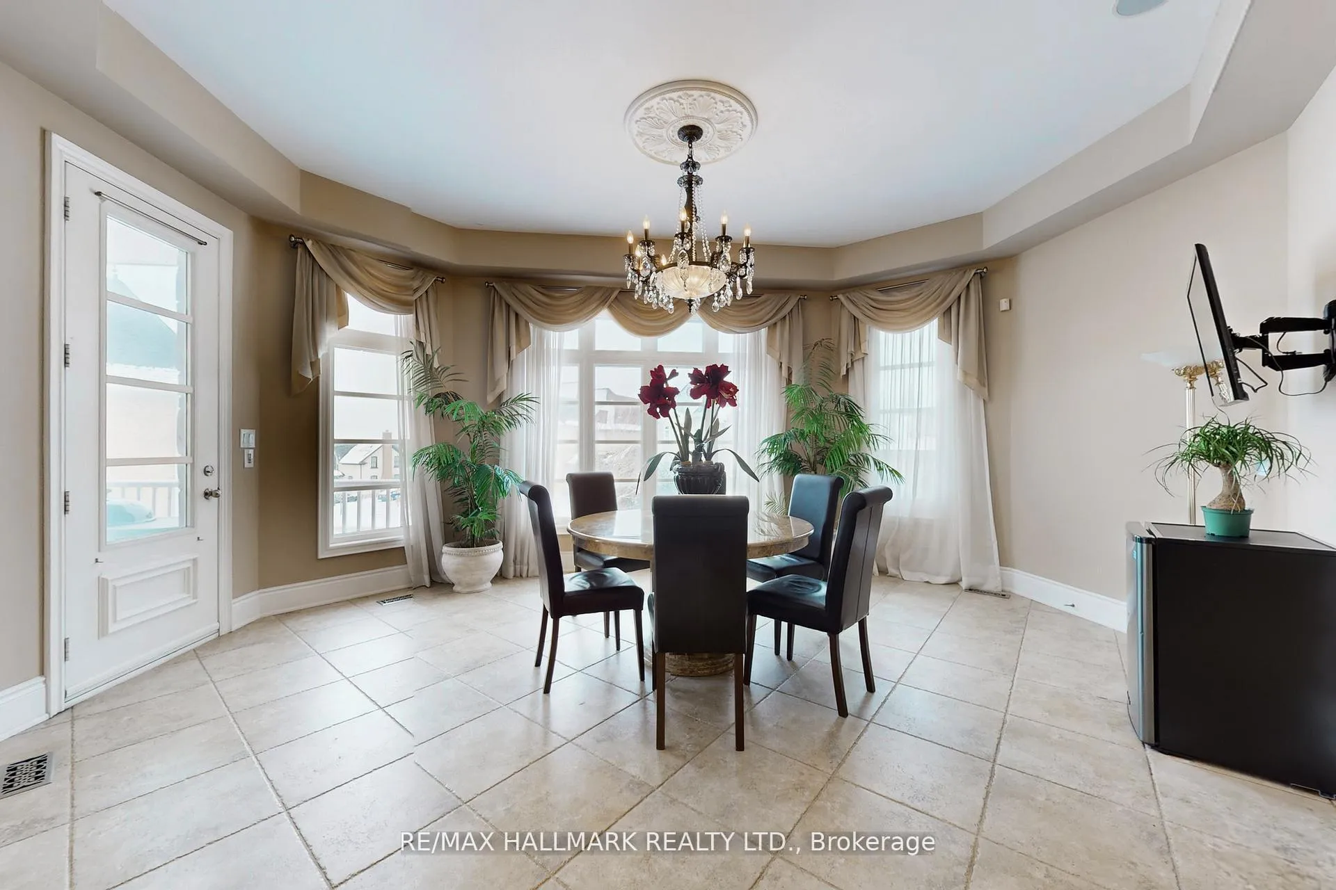 Photo 19 of 123 Carisbrooke Circle, Aurora, Bayview Southeast — HOMEH