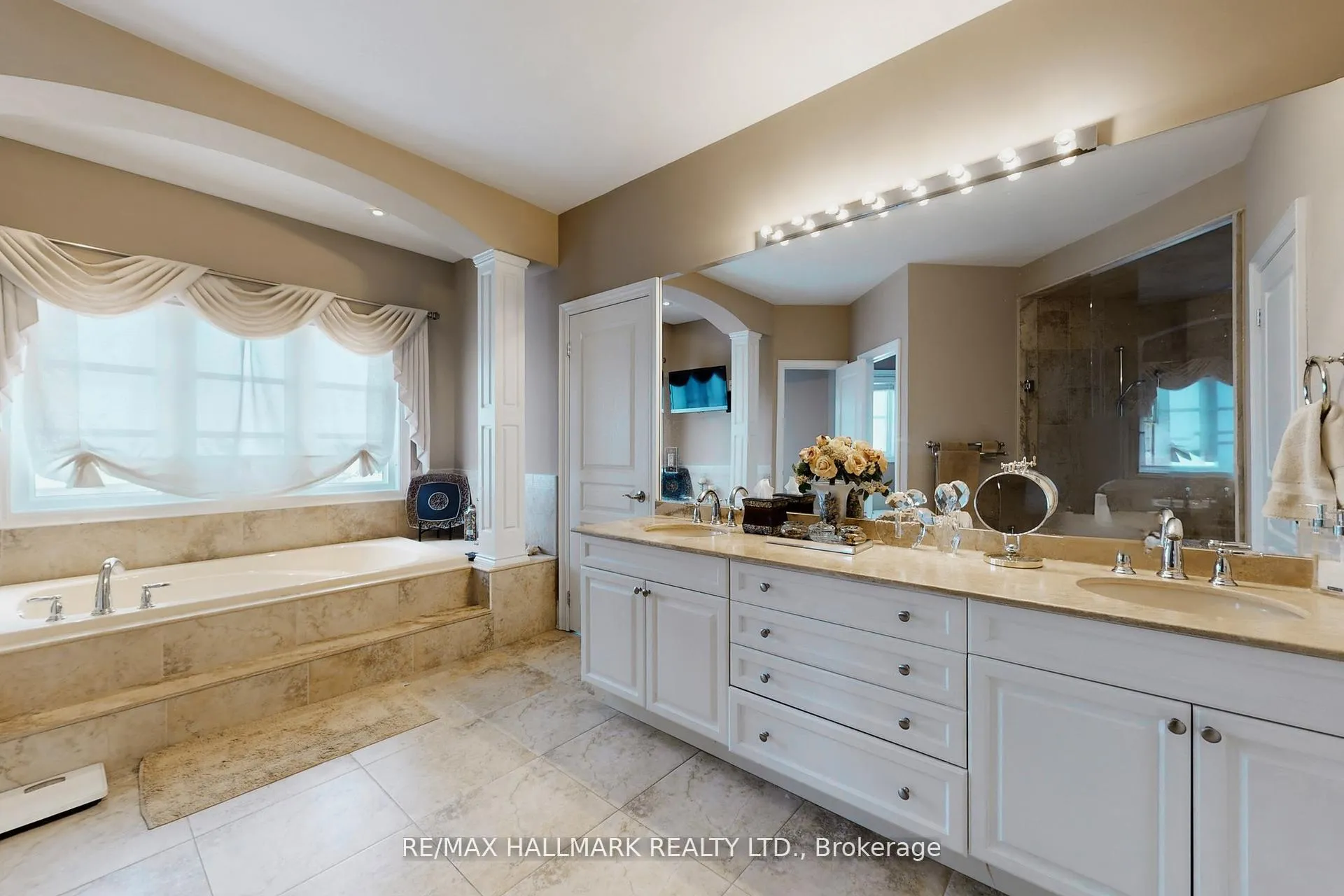 Photo 30 of 123 Carisbrooke Circle, Aurora, Bayview Southeast — HOMEH