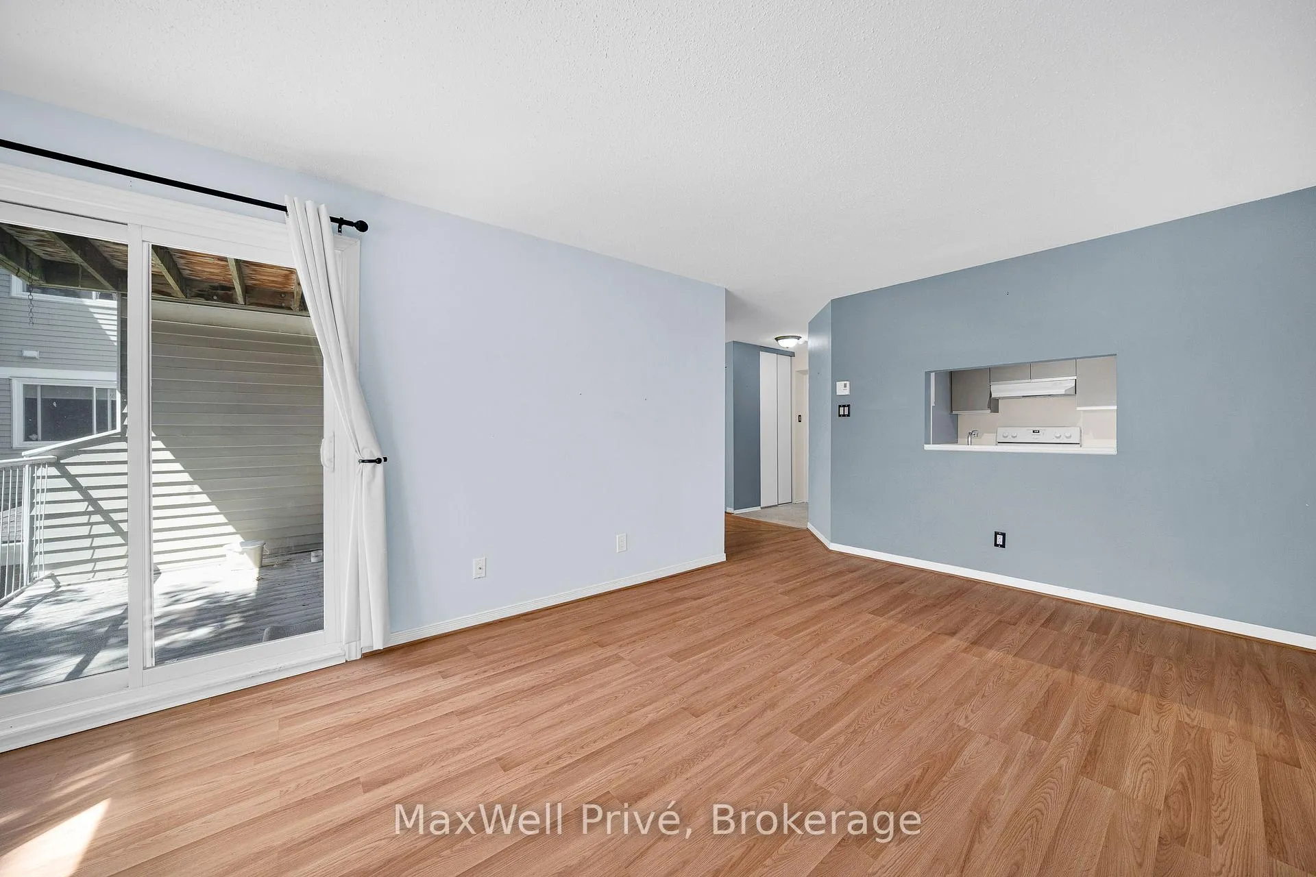 Photo 3 of Unit 218, 250 Brittany Drive, Ottawa, Viscount Alexander Park — HOMEH