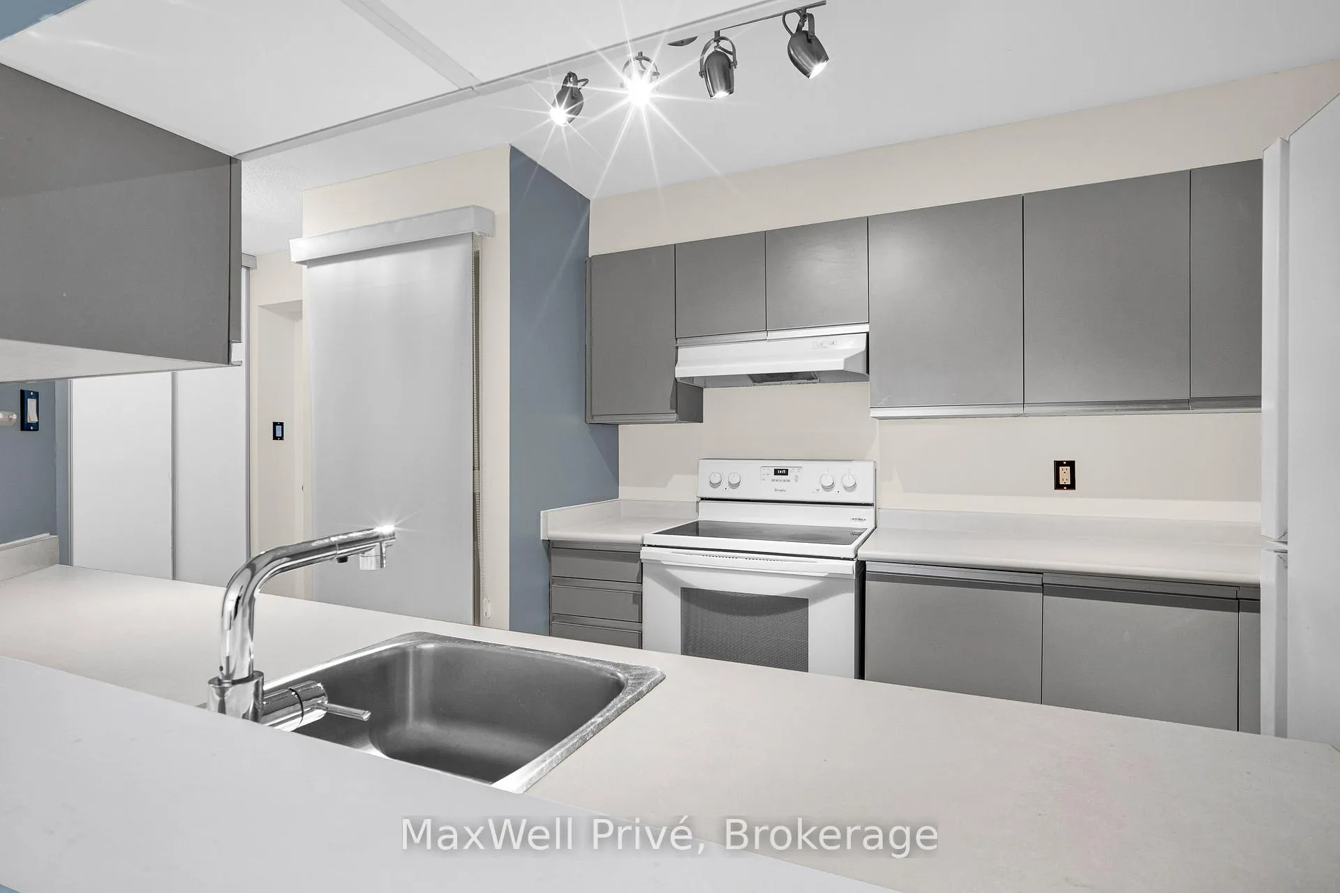 Photo 4 of Unit 218, 250 Brittany Drive, Ottawa, Viscount Alexander Park — HOMEH