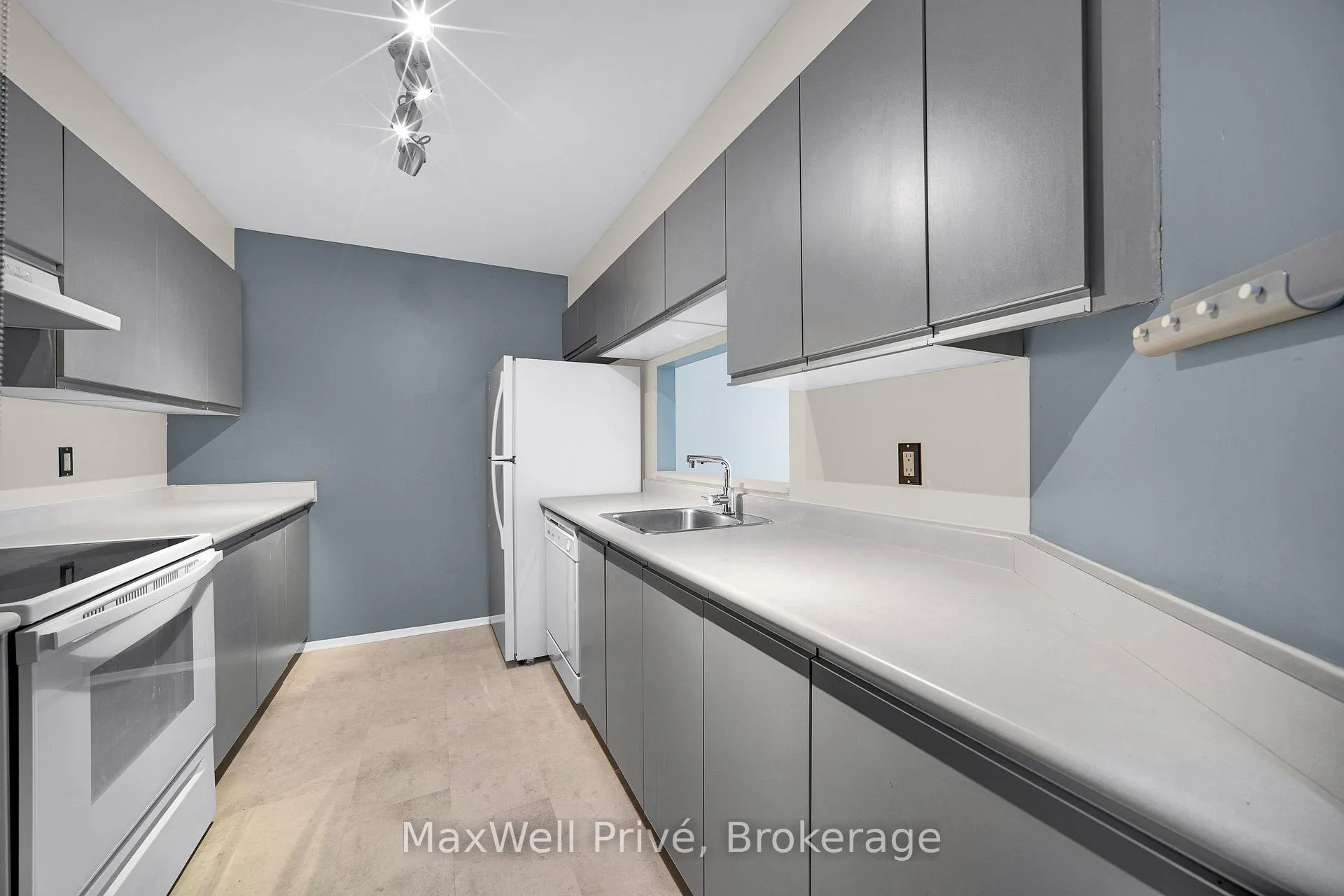 Photo 5 of Unit 218, 250 Brittany Drive, Ottawa, Viscount Alexander Park — HOMEH