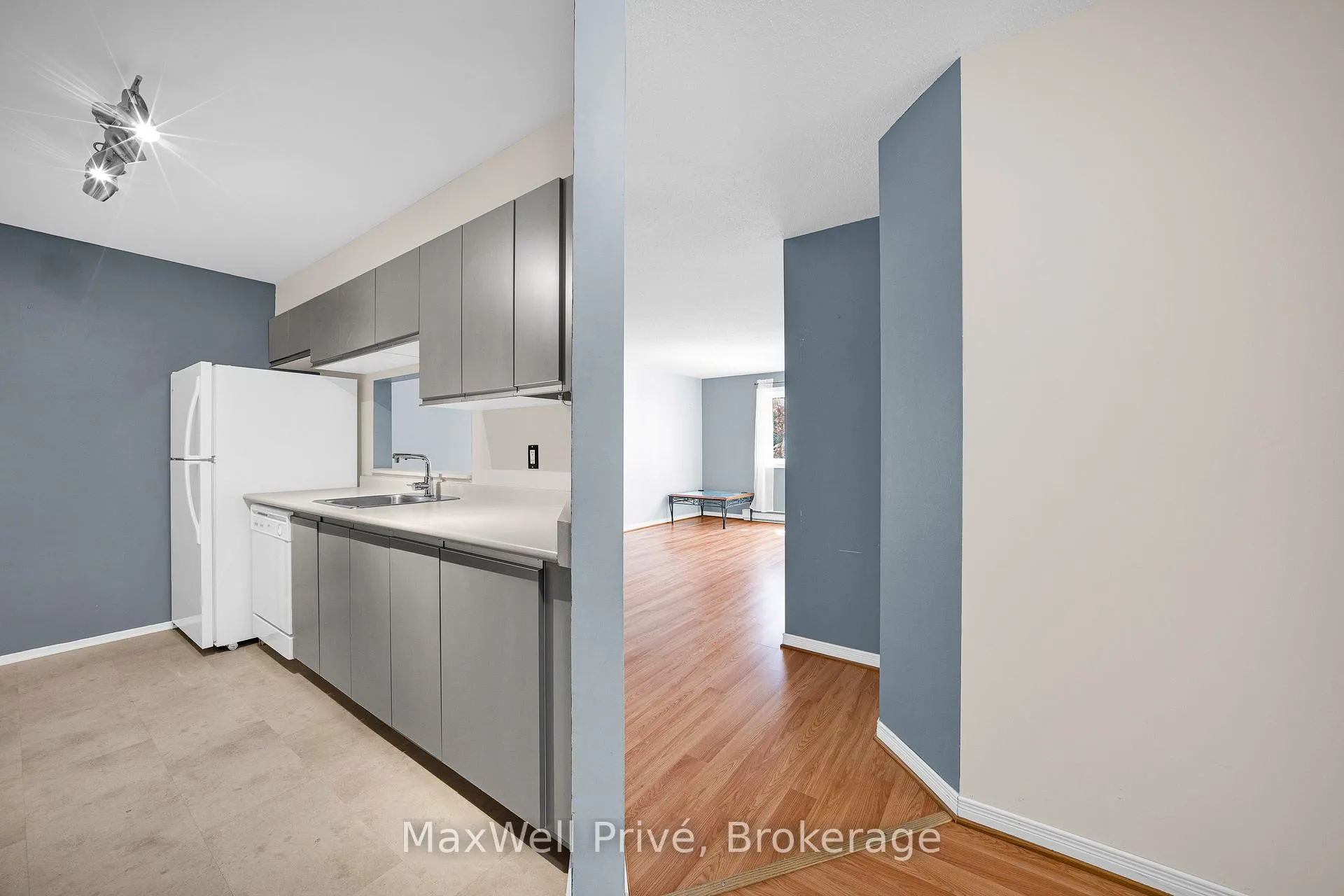 Photo 9 of Unit 218, 250 Brittany Drive, Ottawa, Viscount Alexander Park — HOMEH