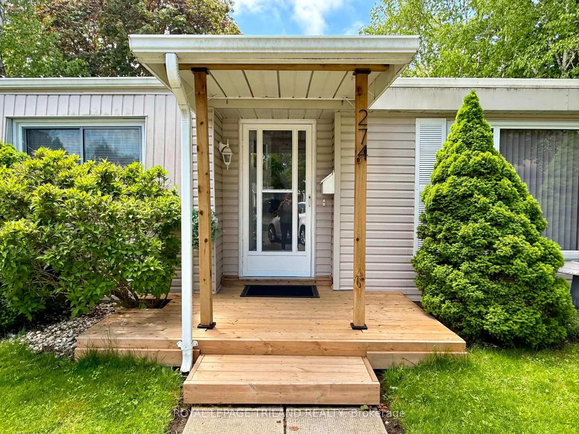 Photo 2 of 274 Monterey Park, South Huron, Stephen — HOMEH