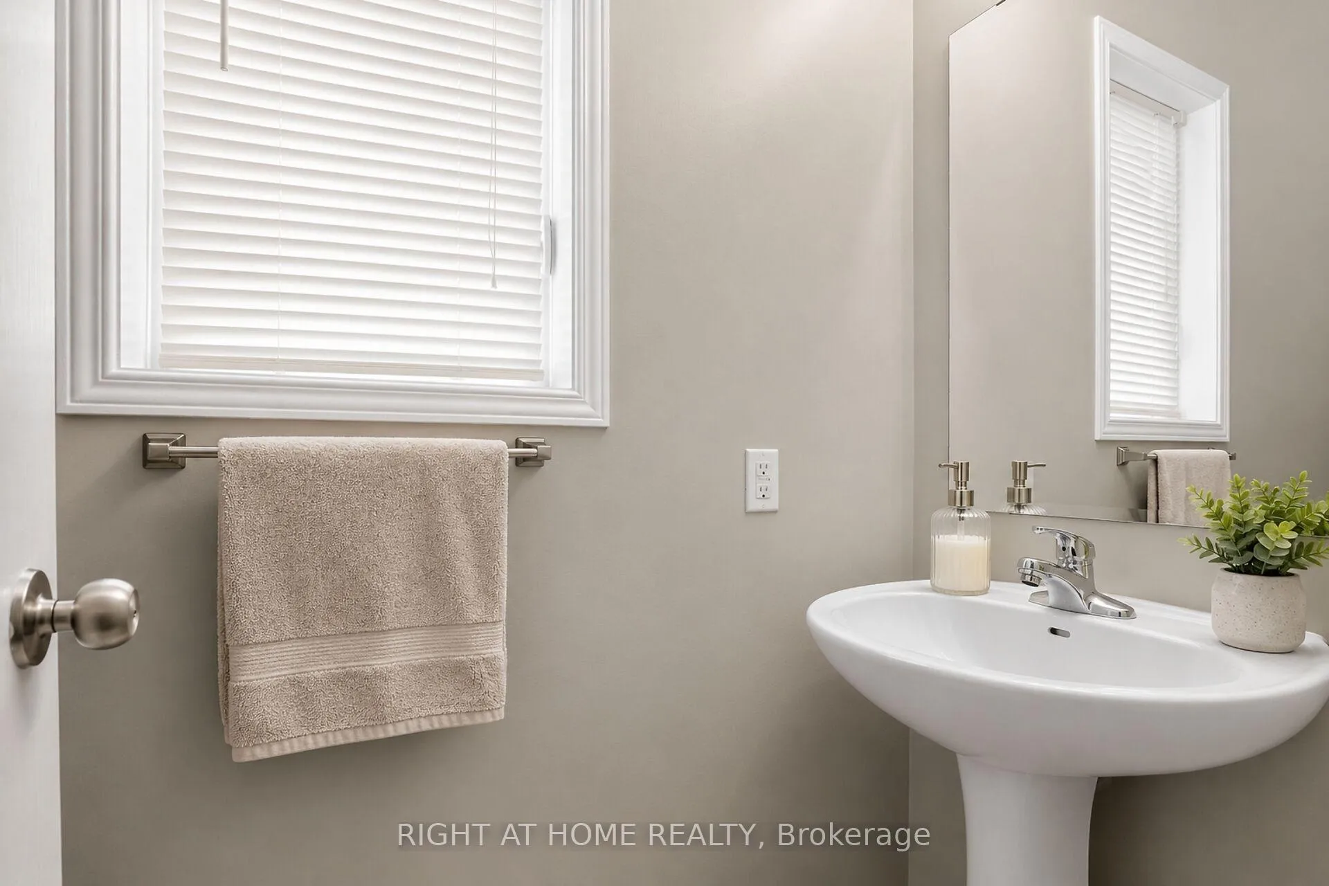 Photo 4 of 207 Catamount Court, Ottawa, Kanata - Emerald Meadows/Trailwest — HOMEH