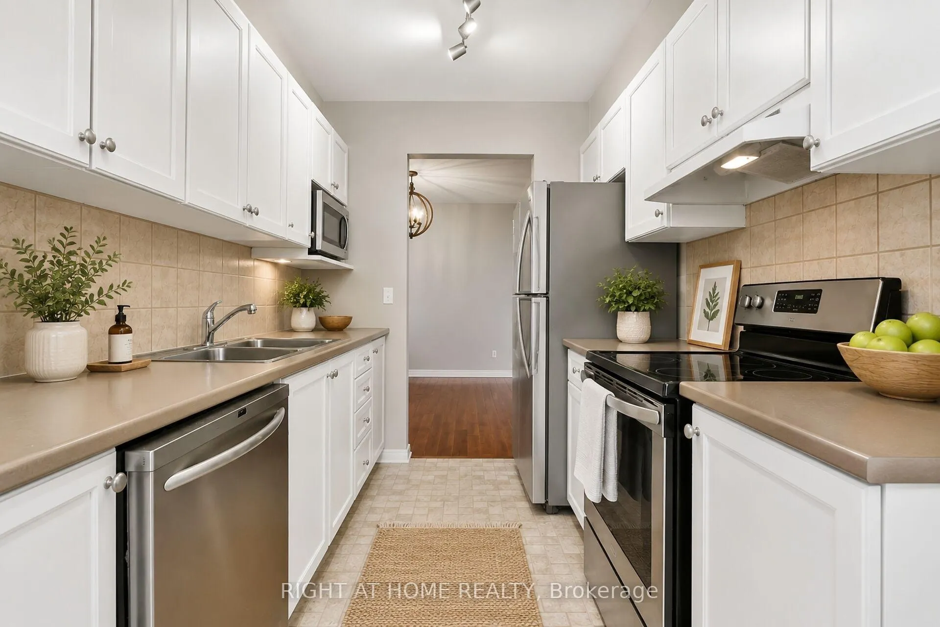 Photo 5 of 207 Catamount Court, Ottawa, Kanata - Emerald Meadows/Trailwest — HOMEH
