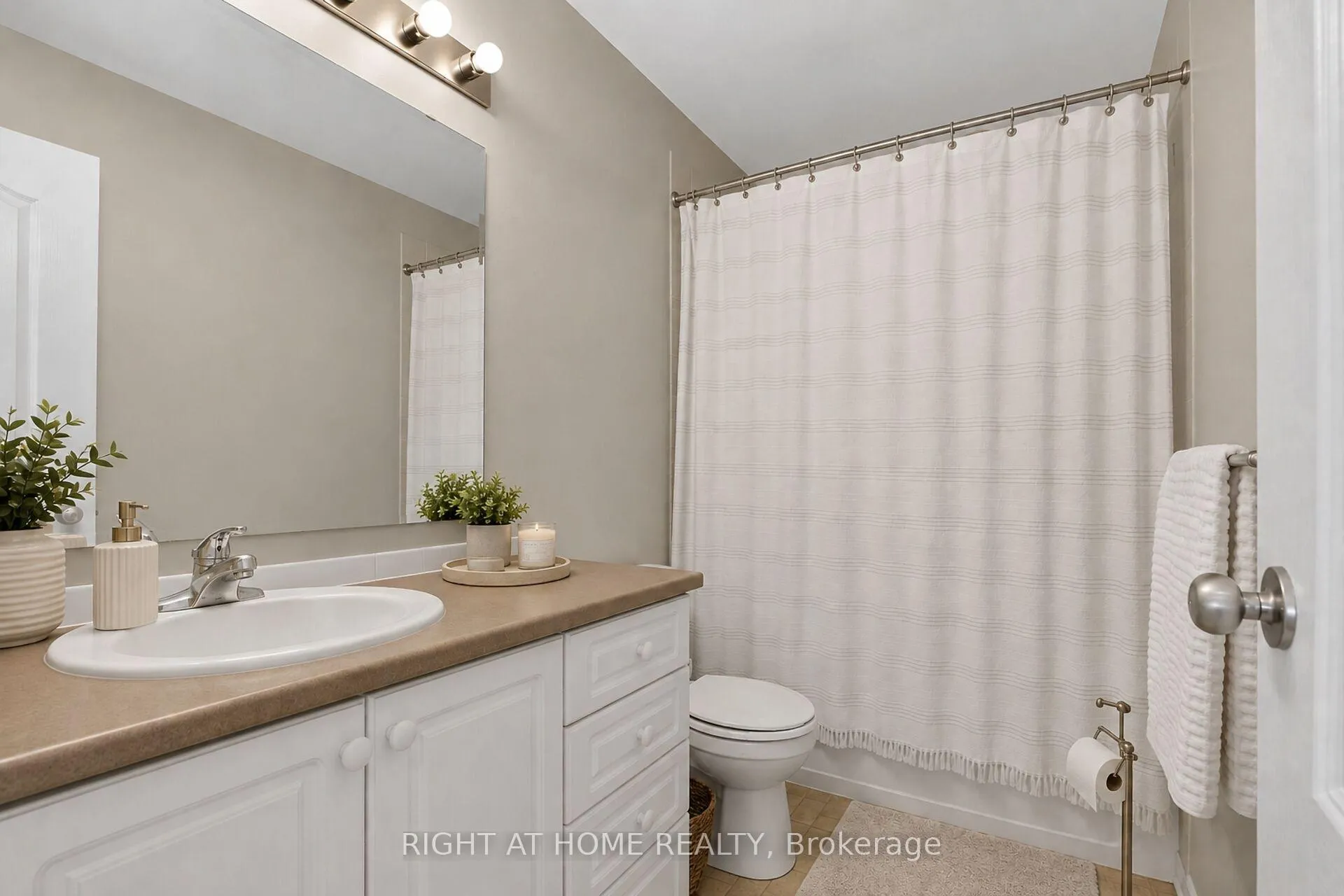 Photo 12 of 207 Catamount Court, Ottawa, Kanata - Emerald Meadows/Trailwest — HOMEH