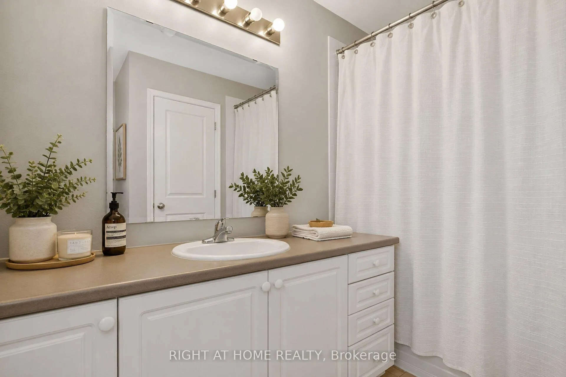 Photo 13 of 207 Catamount Court, Ottawa, Kanata - Emerald Meadows/Trailwest — HOMEH