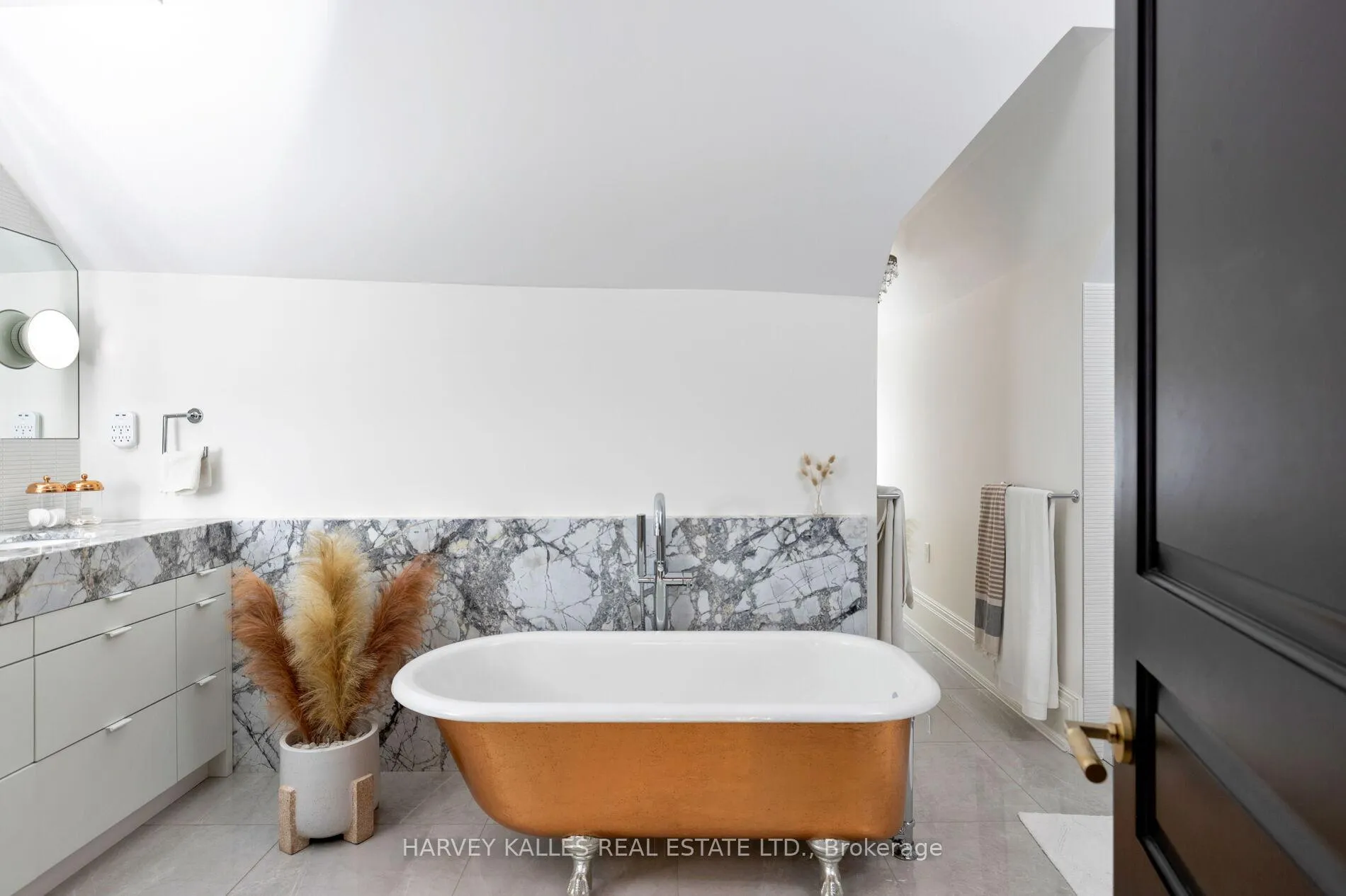 Photo 28 of 38 Sorauren Avenue, Toronto, Roncesvalles — HOMEH