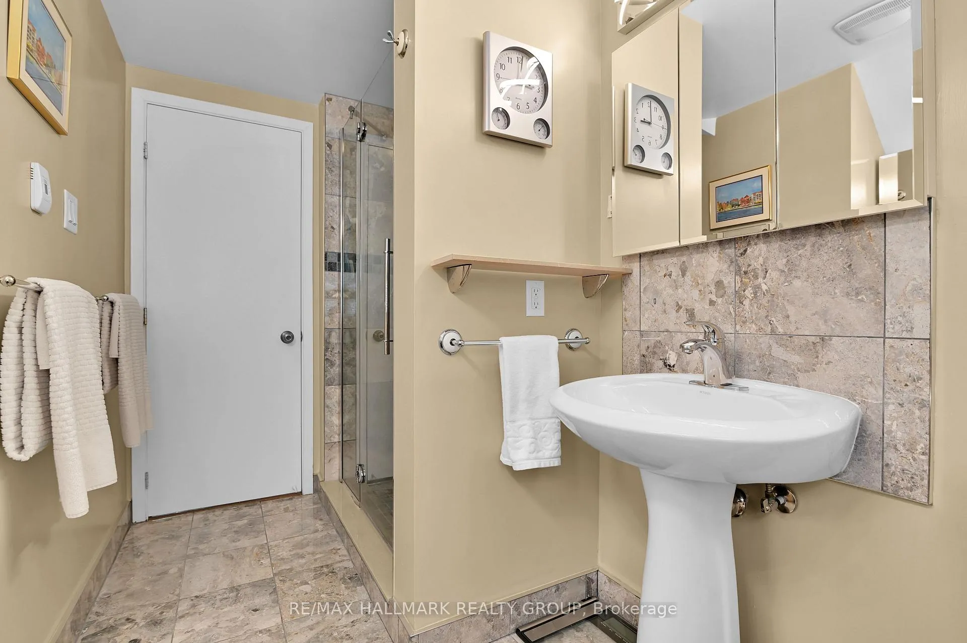 Photo 18 of 401 Richardson Avenue, Ottawa, Woodroffe — HOMEH