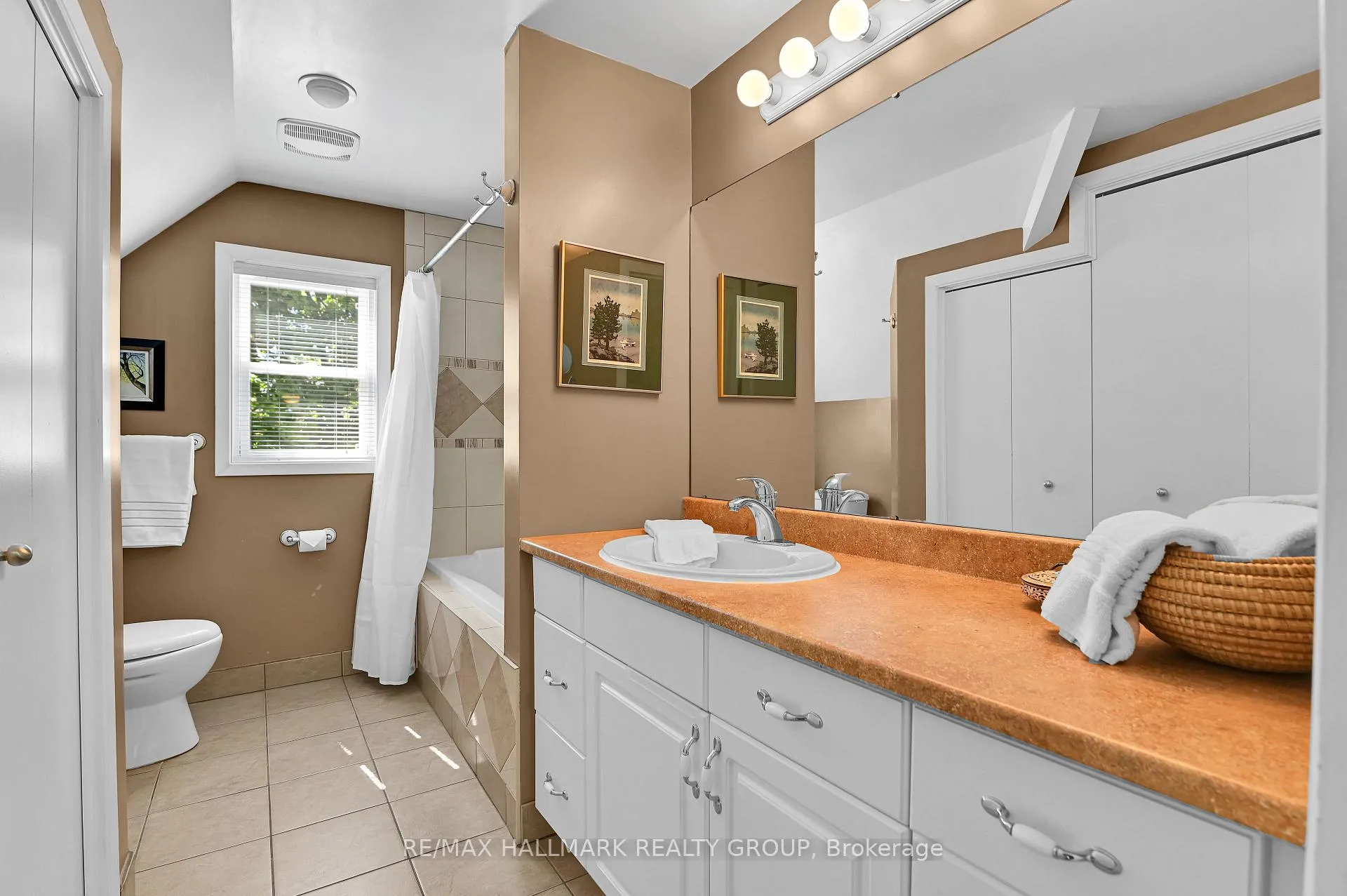 Photo 24 of 401 Richardson Avenue, Ottawa, Woodroffe — HOMEH