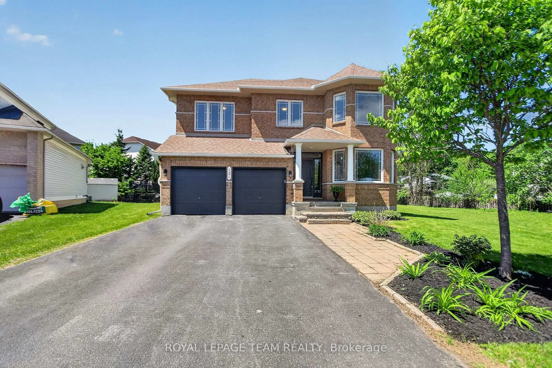 Front of 121 Muskego Crescent