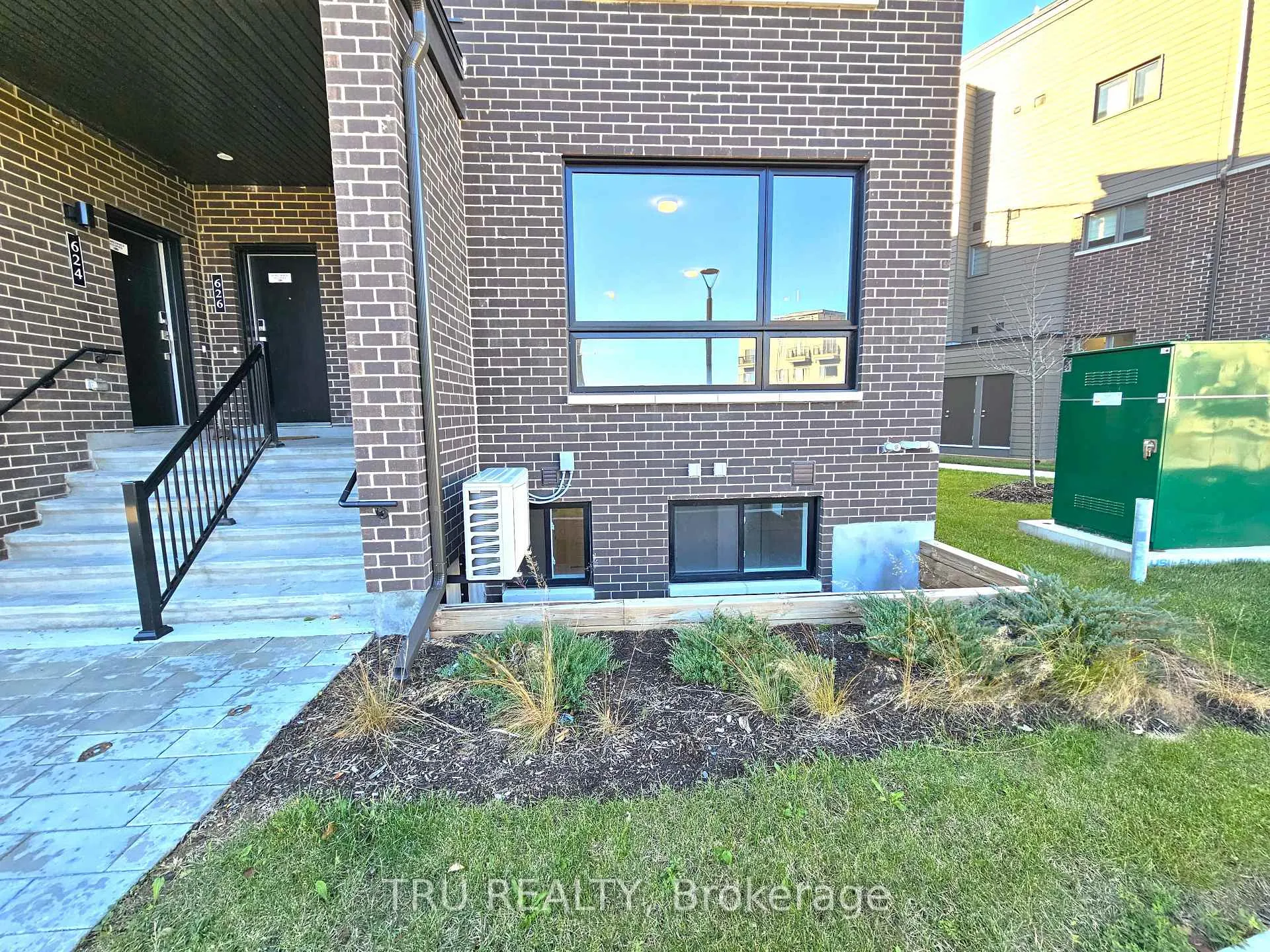 Photo 3 of 630 Mishi Private, Ottawa, CFB Rockcliffe and Area — HOMEH