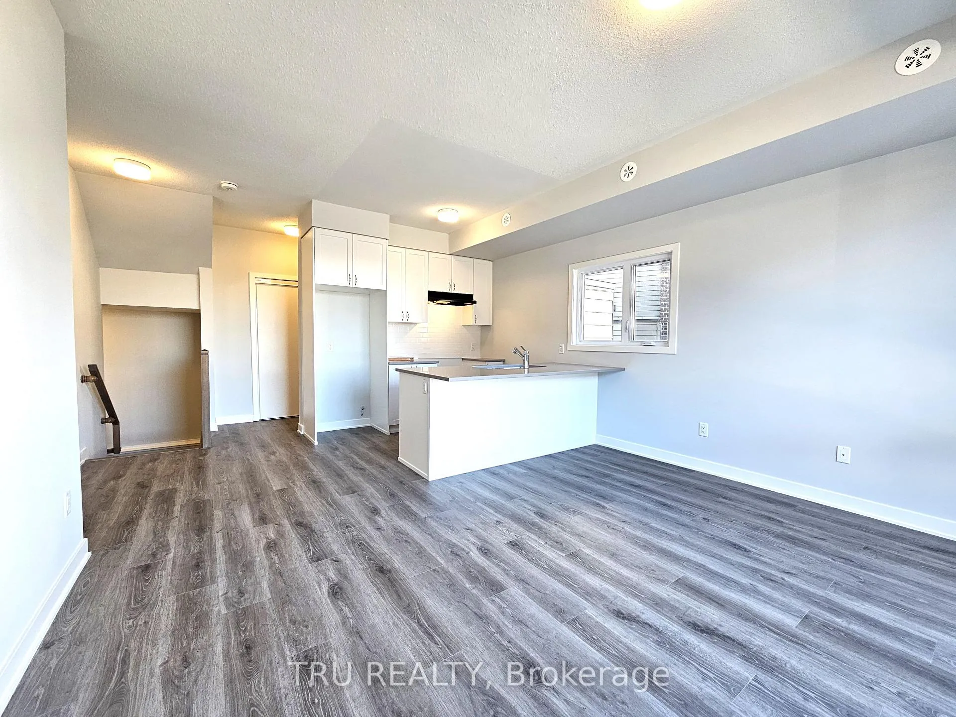 Photo 4 of 630 Mishi Private, Ottawa, CFB Rockcliffe and Area — HOMEH