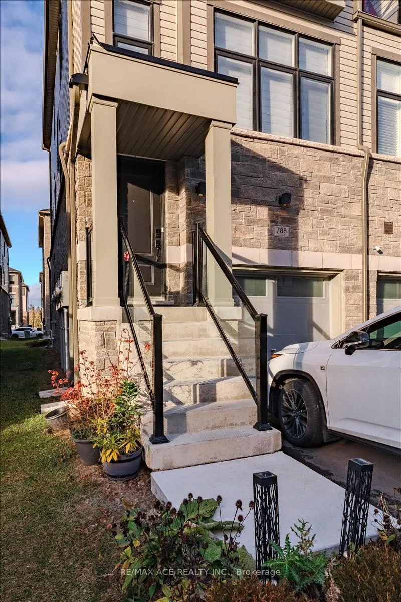 Photo 2 of 788 Eddystone Path, Oshawa, Donevan — HOMEH