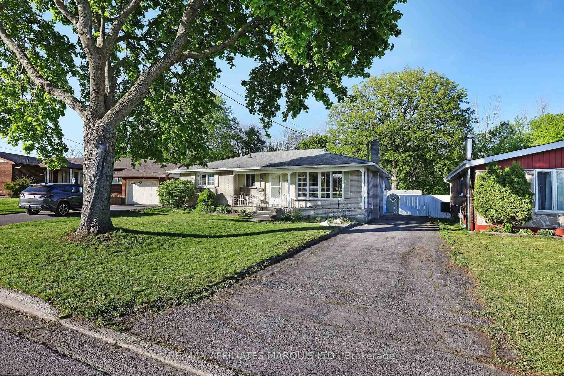 Photo 2 of 428 Bellevue Crescent, Cornwall — HOMEH