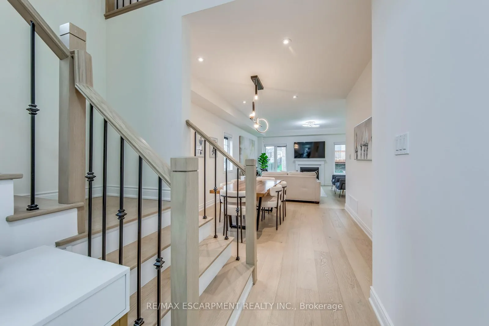 Photo 4 of 3937 Leonardo Street, Burlington, Alton — HOMEH