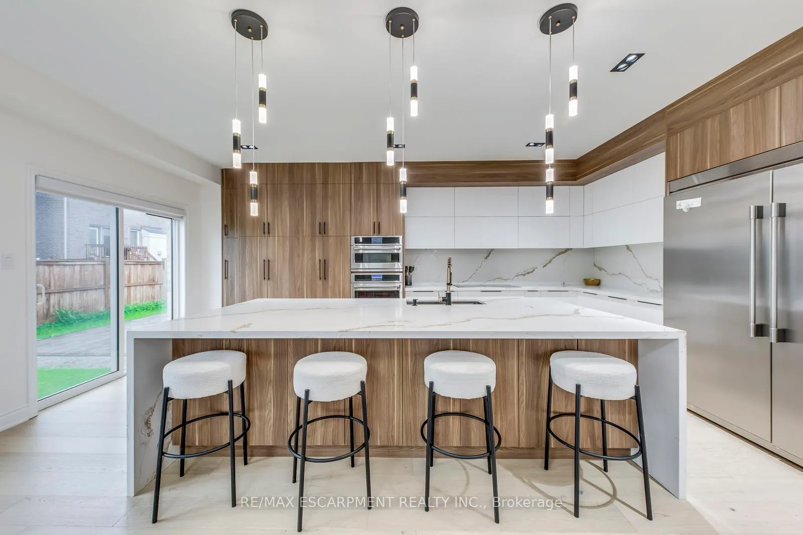 Photo 9 of 3937 Leonardo Street, Burlington, Alton — HOMEH
