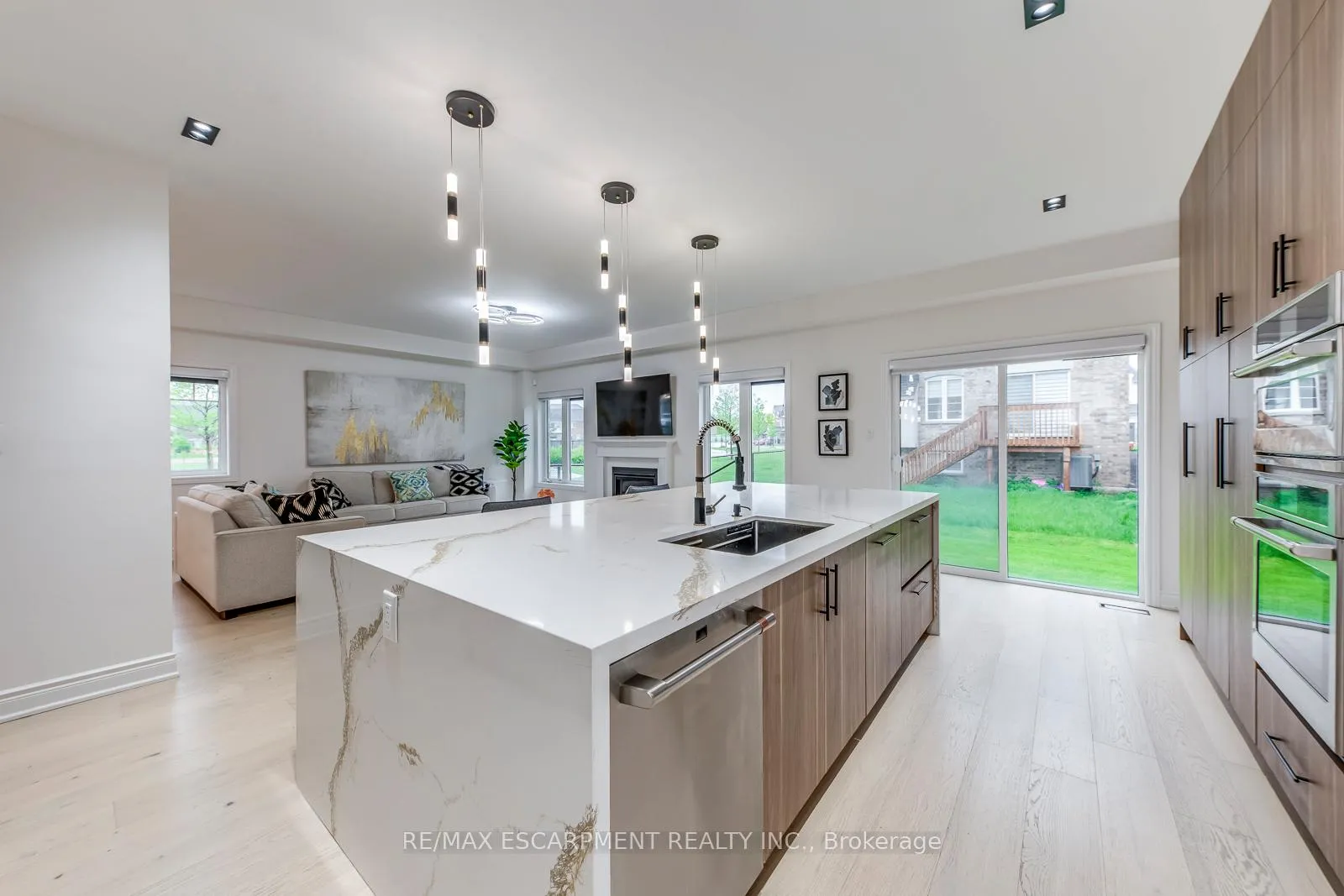 Photo 10 of 3937 Leonardo Street, Burlington, Alton — HOMEH