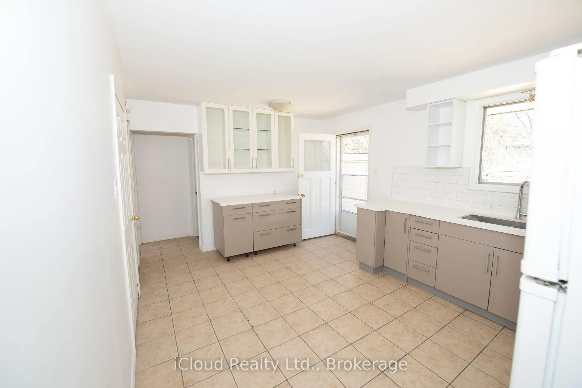 Photo 2 of 536 Glen Forrest Boulevard, Waterloo, Lakeshore Village — HOMEH